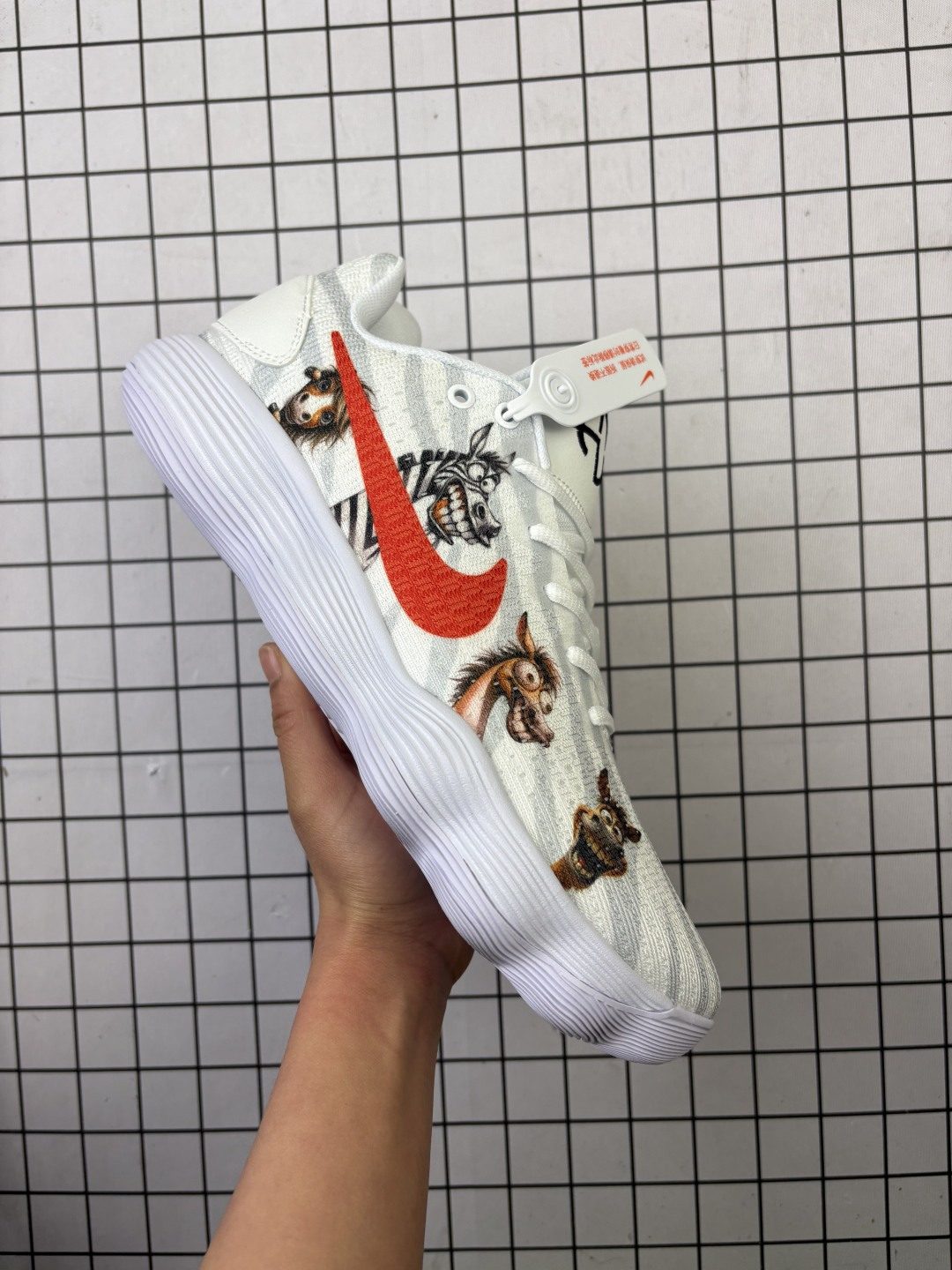 💰280
马年限定｜HYPERDUNK 2017 LOW EP粉绘战马，艺术与实战的双向奔赴
 当紫金传奇的赛场基因碰撞马年的飒沓英姿，这双科比6代粉绘战马配色，直接把艺术穿在脚下，让实战球鞋也能成为潮流焦点！鞋身以柔雾粉为主调，搭配泼墨式的战马油画图案，红棕与亮橙的笔触交织，既勾勒出骏马奔腾的动感，又呼应马年的生肖底蕴；标志性的白色Swoosh镶嵌其中，与粉调鞋身形成鲜明对比，视觉冲击力拉满。鞋侧的红色骏马线条刺绣，更是将马年主题细节拉满，每一处设计都藏着巧思。作为科比系列的经典实战款，它延续了轻量化的鞋身设计，搭配真碳Zoom气垫科技，启动响应迅速，场地感十足；防滑橡胶大底的纹路排布，让变向、急停都稳如磐石，不管是球场实战还是日常出街，都能轻松驾驭。从赛场到街头，从实战性能到艺术颜值，这双马年限定科比6代，既是对传奇的致敬，也是对新年的美好期许。穿上它，以骏马之势奔赴新程，让每一步都自带锋芒！
货号：897637
size：38 38.5 39 40 40.5 41 42 42.5 43 44 44.5 45 46
编码：啊D