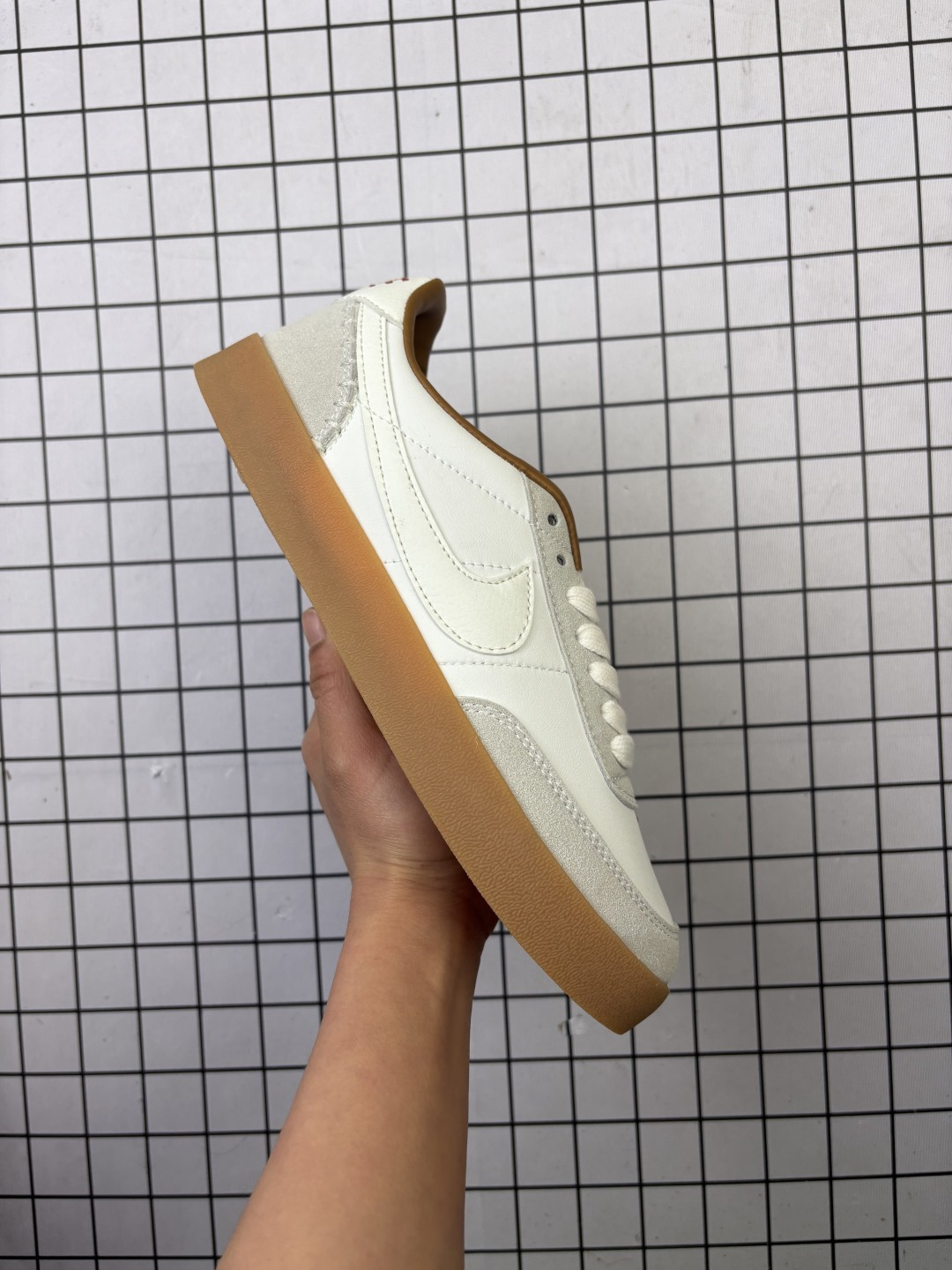 耐克板鞋 复古板鞋J.Crew x Nike 联名 Killshot II Leather 采用米白色皮革制作鞋身,蓝色 Swoosh 点缀其中,最后搭载棕色生胶大底,流露出满满的复古气息 货号:HQ3489-010 编码771