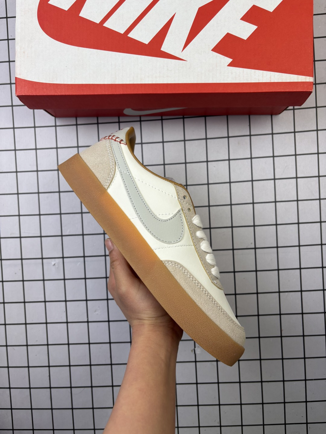 🈴💰110
耐克板鞋   复古板鞋J.Crew x Nike 联名 Killshot II Leather 采用米白色皮革制作鞋身，蓝色 Swoosh 点缀其中，最后搭载棕色生胶大底，流露出满满的复古气息 
货号：HQ3489-010 
尺码36-45
编码771