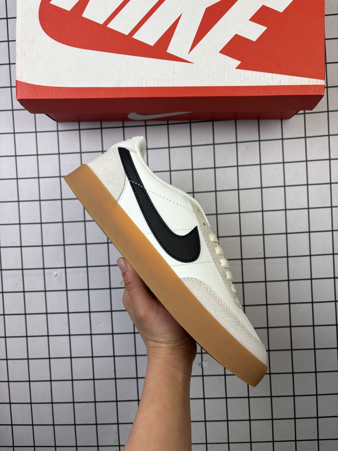 🈴💰110
耐克板鞋   复古板鞋J.Crew x Nike 联名 Killshot II Leather 采用米白色皮革制作鞋身，蓝色 Swoosh 点缀其中，最后搭载棕色生胶大底，流露出满满的复古气息 
货号：HQ3489-010 
尺码36-45
编码771