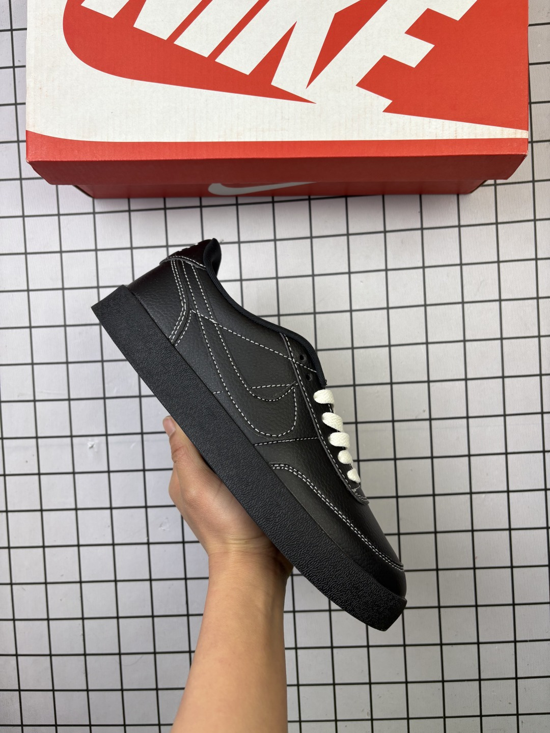 🈴💰110
耐克板鞋   复古板鞋J.Crew x Nike 联名 Killshot II Leather 采用米白色皮革制作鞋身，蓝色 Swoosh 点缀其中，最后搭载棕色生胶大底，流露出满满的复古气息 
货号：HQ3489-010 
尺码36-45
编码771