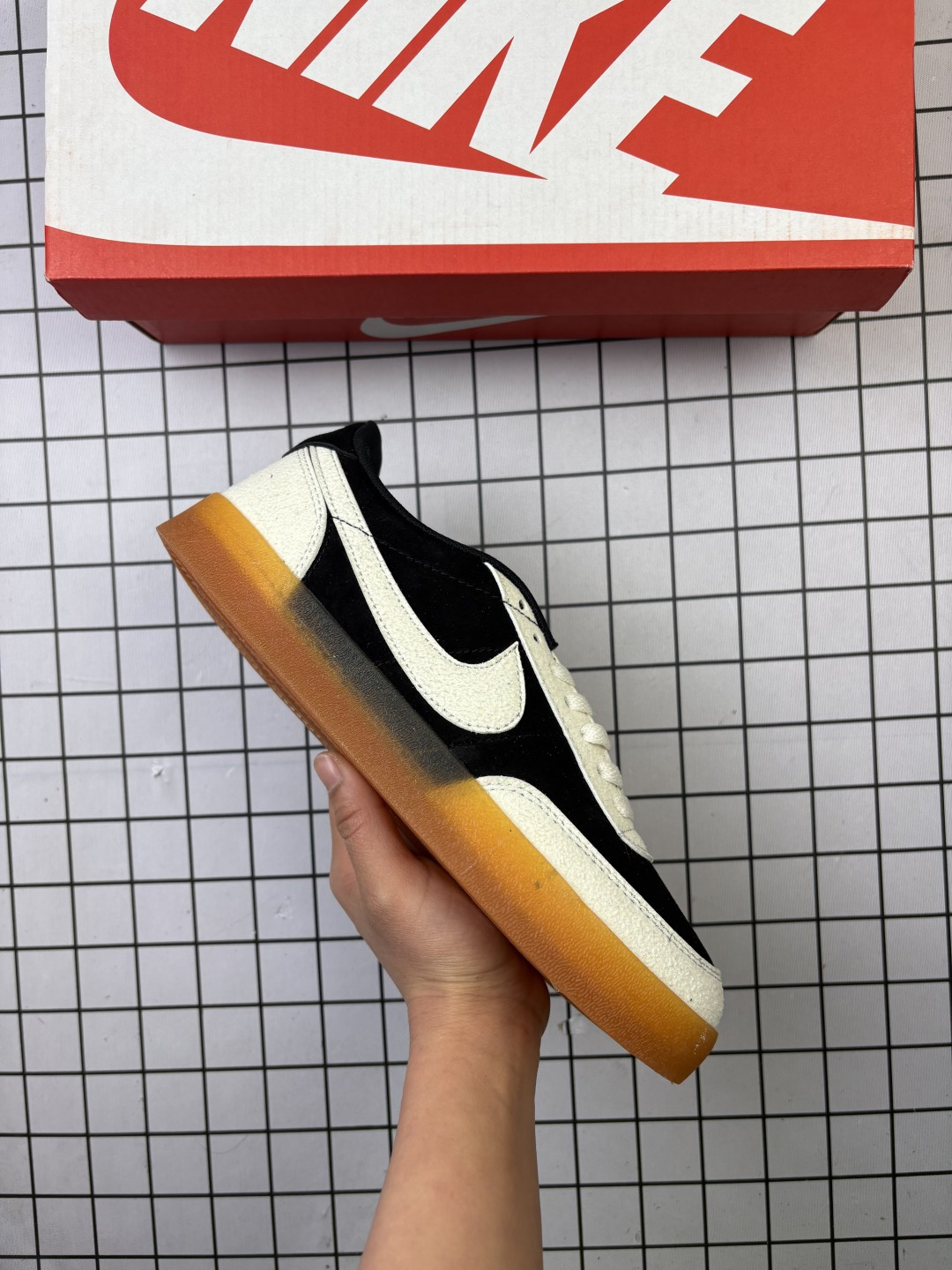 🈴💰110
耐克板鞋   复古板鞋J.Crew x Nike 联名 Killshot II Leather 采用米白色皮革制作鞋身，蓝色 Swoosh 点缀其中，最后搭载棕色生胶大底，流露出满满的复古气息 
货号：HQ3489-010 
尺码36-45
编码771