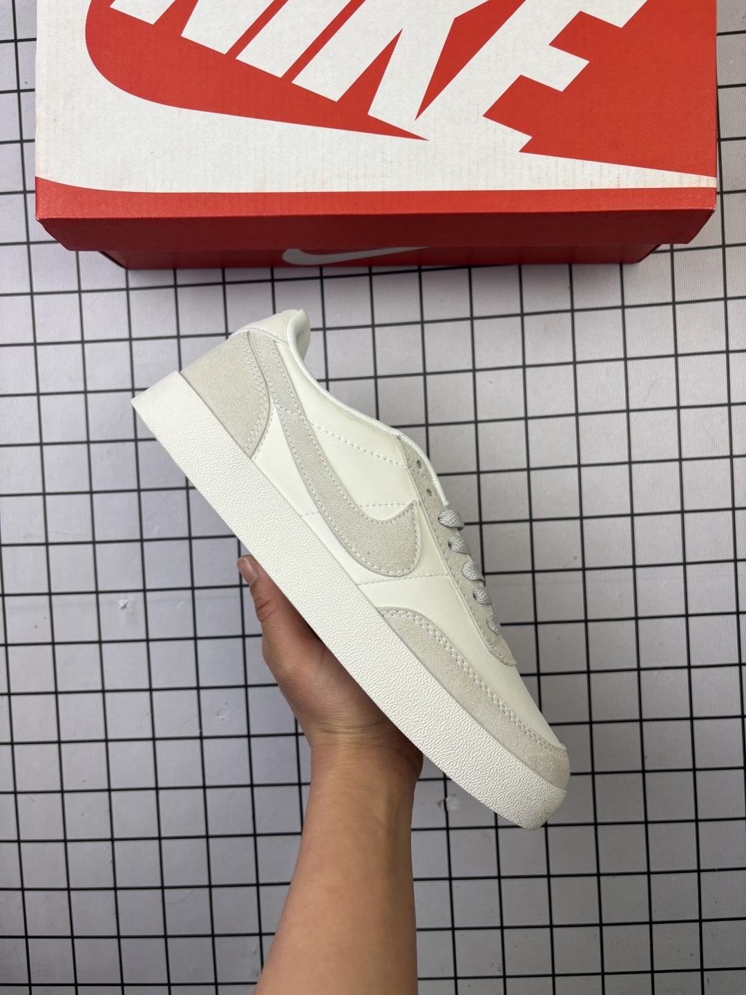 🈴💰110
耐克板鞋   复古板鞋J.Crew x Nike 联名 Killshot II Leather 采用米白色皮革制作鞋身，蓝色 Swoosh 点缀其中，最后搭载棕色生胶大底，流露出满满的复古气息 
货号：HQ3489-010 
尺码36-45
编码771