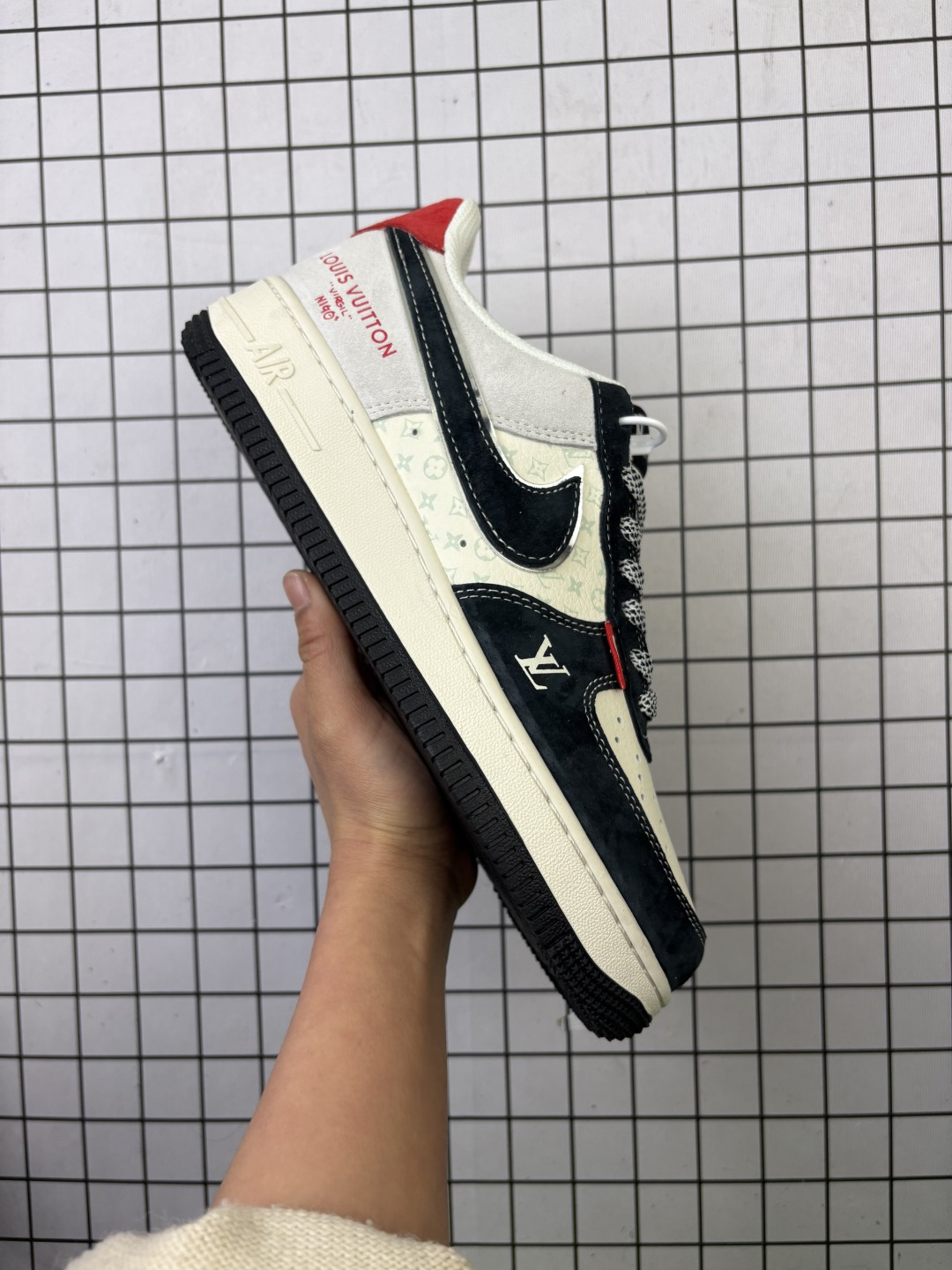 💰220
奢潮交融，经典重塑｜Air Force 1 Low x LV 联名款惊艳亮相！当街头潮流的标杆Air Force 1 Low遇上高奢界的传奇Louis Vuitton，这双联名款以跨次元的设计碰撞，重新定义了奢潮融合的极致美学。作为Virgil Abloh笔下的经典合作续篇，它将LV的法式优雅与Nike的街头基因揉碎重组，在Air Force 1的经典鞋型上，书写出独属于奢潮玩家的浪漫。鞋身以黑白灰为主调，藏蓝色磨砂皮与米白色老花皮革拼接出层次丰富的视觉质感，LV经典的Monogram图案低调铺陈在鞋侧，与黑色Swoosh的硬朗线条形成奇妙的平衡。鞋身外侧印刻的“LOUIS VUITTON ‘VIRGIL’”字样，既是对设计大师的致敬，也成为奢潮联名的标志性符号；鞋头的LV字母标识、鞋尾的红色撞色点缀，更是在细节处拉满辨识度，让高奢的精致与街头的随性完美相融。延续Air Force 1 Low的经典版型，轻量化的鞋底设计兼顾了日常上脚的舒适度与搭配的多样性，无论是搭配高街风西装打造混搭造型，还是配工装裤诠释随性街头感，这双鞋都能成为造型的核心亮点。它不只是一双鞋，更是奢潮文化碰撞的见证——将LV的百年工艺与Nike的运动传奇凝于一体，穿上它，既是踩在经典的基石上，也是走在潮流的前沿，每一步都自带奢潮交融的独特气场。
货号：CX5050
尺码:36 36.5 37.5 38 38.5 39 40 40.5 41 42 42.5 43 44 44.5 45
编码：给L