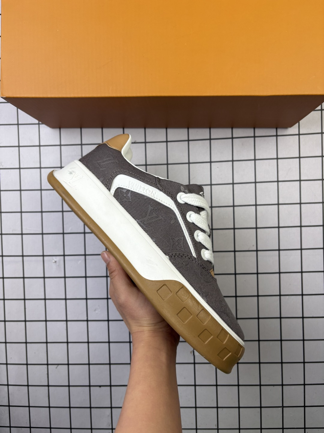 🈴💰150
奢侈品牌LV路易威登LOUIS VUITTON Tilted Suede Low Sneakers 倾斜系列低帮复古休闲运动文化百搭板鞋“麂皮土黄白生胶底”
尺码：40 41 42 43 44 45
编码新Y
40-45