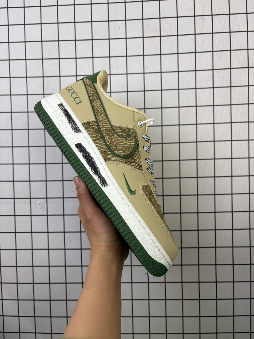 💰220
Nike/耐克 男女鞋真标半码制,升级原楦原纸版数据开发,采用软质荔枝纹牛剖革组合提花帆布鞋面材质,原楦开发版型纸版,内置全掌Air Sole气垫❗️创意定制配色,联乘意大利奢侈品牌-古驰Gucci x Nike Air Force 1 Low"Esquisite Gucci"空军一号低帮经典百搭休闲运动板鞋“ CX5050-Y56
类型:男女鞋
码数:36 36.5 37.5 38 38.5 39 40 40.5 41 42 42.5 43 44 45
编码给L