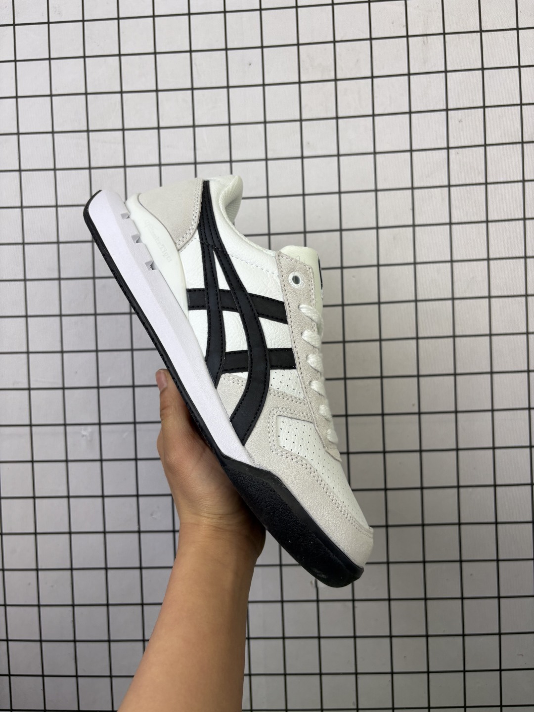 💰120
Asics Onitsuka Tiger Ultimate 81 EX 亚瑟士终极系列低帮复古风百搭皮革休闲运动慢跑鞋
采用软质荔枝纹牛培皮鞋面材质 配置OrthoLite鞋垫 轻质Eva缓震组合耐磨橡胶外底 Onitsuka Tiger 鬼塚虎 ULTIMATE 81EX 1183B510/1183C740/1183C074 中性款运动鞋 鞋跟底部的缓震孔设计以及TPU后跟保护片强化稳定性 造就合乎新时代高性能运动鞋标准的现代鞋款 牛皮革鞋面 FLYTEFOAM Propel中底增强缓震性与回弹性 鞋跟处采用fuzeGEL缓震胶科技 强化缓震 OrthoLite鞋垫 进一步强化缓震Gel-Kayano超轻量专业运动慢跑鞋
货号:1183B510-100
编码:大Y
Size:36~45