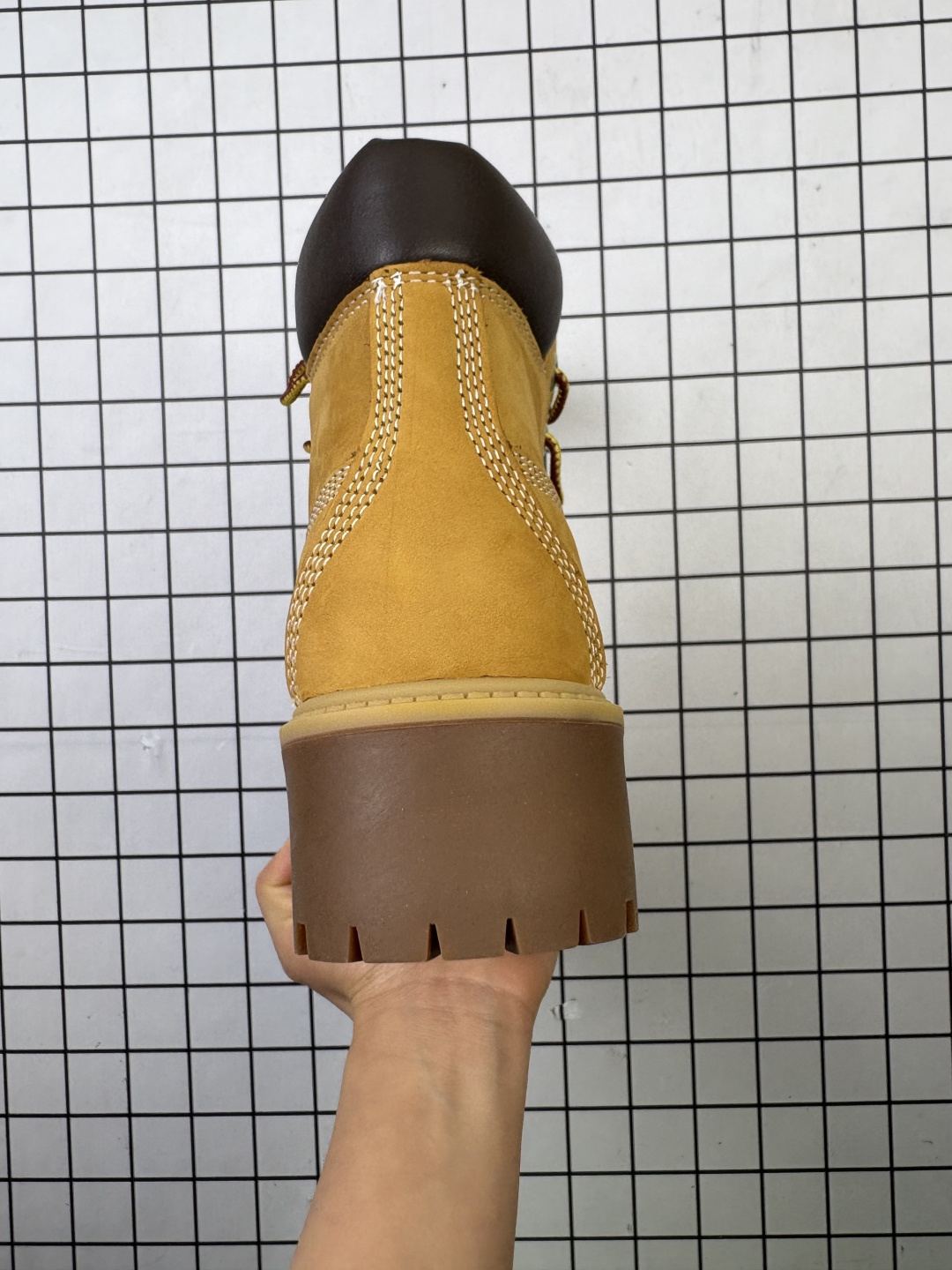 💰240
Timberland/添柏岚 采用耐磨反绒麂皮组合磨砂牛剖革鞋面材质，轻量橡胶大底❗️全球领先户外品牌·添柏岚Timberland Scarponcini Stone Street 6 Inch Boots 登山街头系列经典中帮厚底户外工装风休闲马丁靴“小麦黄黑 TB 1A5R

类型：女鞋
码数：35.5 36 37 38 39 40
编码：旭