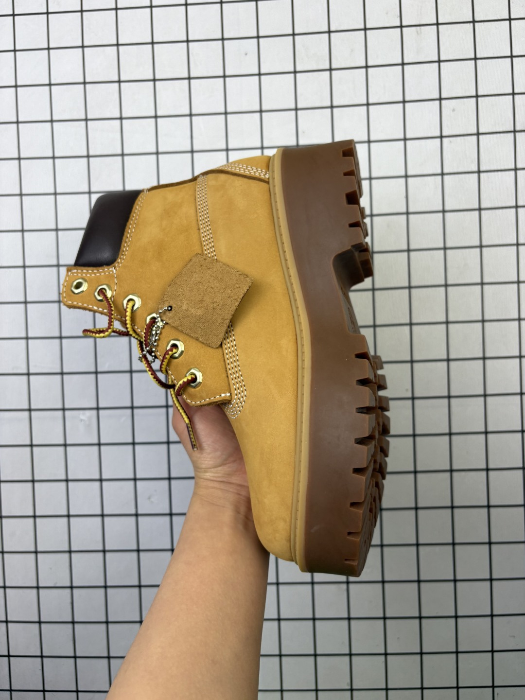 💰240
Timberland/添柏岚 采用耐磨反绒麂皮组合磨砂牛剖革鞋面材质，轻量橡胶大底❗️全球领先户外品牌·添柏岚Timberland Scarponcini Stone Street 6 Inch Boots 登山街头系列经典中帮厚底户外工装风休闲马丁靴“小麦黄黑 TB 1A5R

类型：女鞋
码数：35.5 36 37 38 39 40
编码：旭