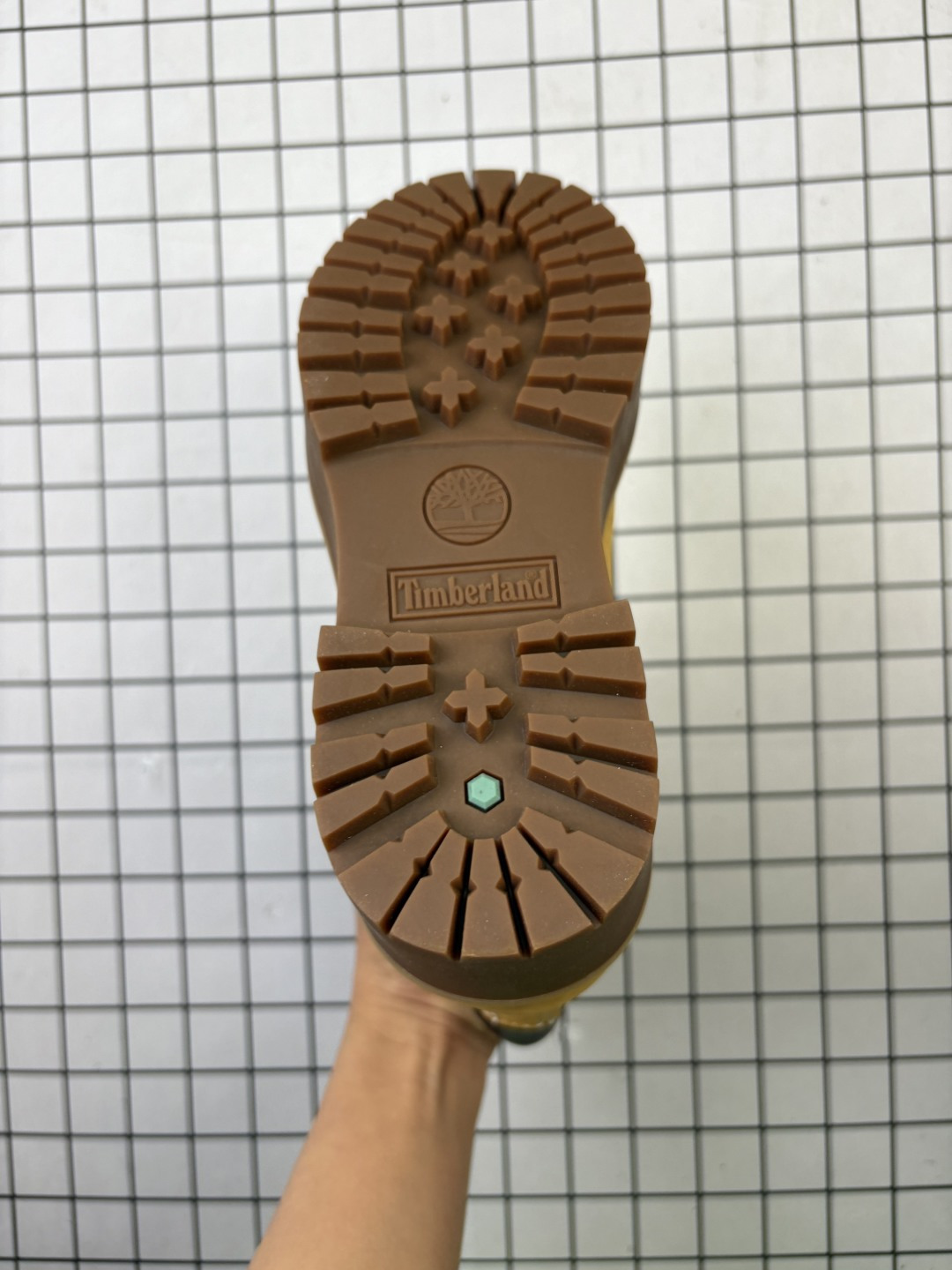 💰240
Timberland/添柏岚 采用耐磨反绒麂皮组合磨砂牛剖革鞋面材质，轻量橡胶大底❗️全球领先户外品牌·添柏岚Timberland Scarponcini Stone Street 6 Inch Boots 登山街头系列经典中帮厚底户外工装风休闲马丁靴“小麦黄黑 TB 1A5R

类型：女鞋
码数：35.5 36 37 38 39 40
编码：旭