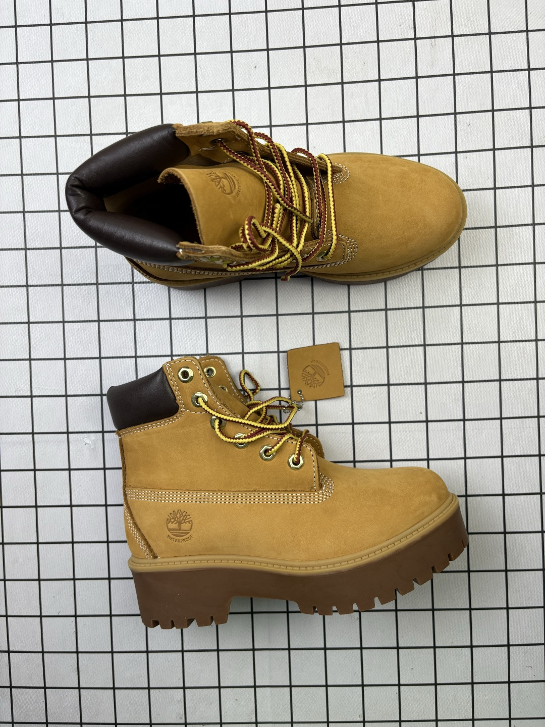 💰240
Timberland/添柏岚 采用耐磨反绒麂皮组合磨砂牛剖革鞋面材质，轻量橡胶大底❗️全球领先户外品牌·添柏岚Timberland Scarponcini Stone Street 6 Inch Boots 登山街头系列经典中帮厚底户外工装风休闲马丁靴“小麦黄黑 TB 1A5R

类型：女鞋
码数：35.5 36 37 38 39 40
编码：旭