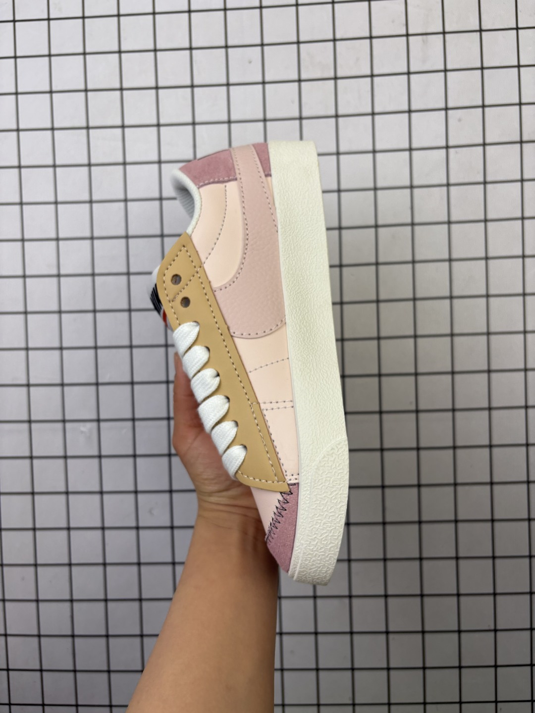 💰90
耐克 Nike Blazer Low '77 Jumbo 运动鞋，抓地板鞋，革新重塑经典街头人气鞋款，采用人气传统外观，巧搭大号耐克勾勾设计和宽大鞋带。柔软泡绵鞋舌搭配加粗缝线设计，彰显自 1977 年以来风靡街头的经典外观。大号耐克勾勾设计结合宽大鞋带，为你的穿搭增添醒目风范，鞋款融入 Blazer 的经典设计，采用缝制 透气网覆面搭配鞋头柔软翻毛皮装饰，彰显传统篮球风范，加粗缝线设计，大胆醒目，增添一抹不羁格调，橡胶外底融入人字形底纹，彰显经典外观，外露式泡绵鞋舌，宽大鞋带，加粗缝线设计，大号梭织标签。

类型：女鞋
货号:  DQ1470
码数：36-40含半码
编码699