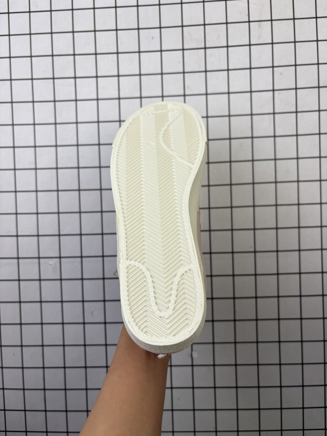 💰90
耐克 Nike Blazer Low '77 Jumbo 运动鞋，抓地板鞋，革新重塑经典街头人气鞋款，采用人气传统外观，巧搭大号耐克勾勾设计和宽大鞋带。柔软泡绵鞋舌搭配加粗缝线设计，彰显自 1977 年以来风靡街头的经典外观。大号耐克勾勾设计结合宽大鞋带，为你的穿搭增添醒目风范，鞋款融入 Blazer 的经典设计，采用缝制 透气网覆面搭配鞋头柔软翻毛皮装饰，彰显传统篮球风范，加粗缝线设计，大胆醒目，增添一抹不羁格调，橡胶外底融入人字形底纹，彰显经典外观，外露式泡绵鞋舌，宽大鞋带，加粗缝线设计，大号梭织标签。

类型：女鞋
货号:  DQ1470
码数：36-40含半码
编码699