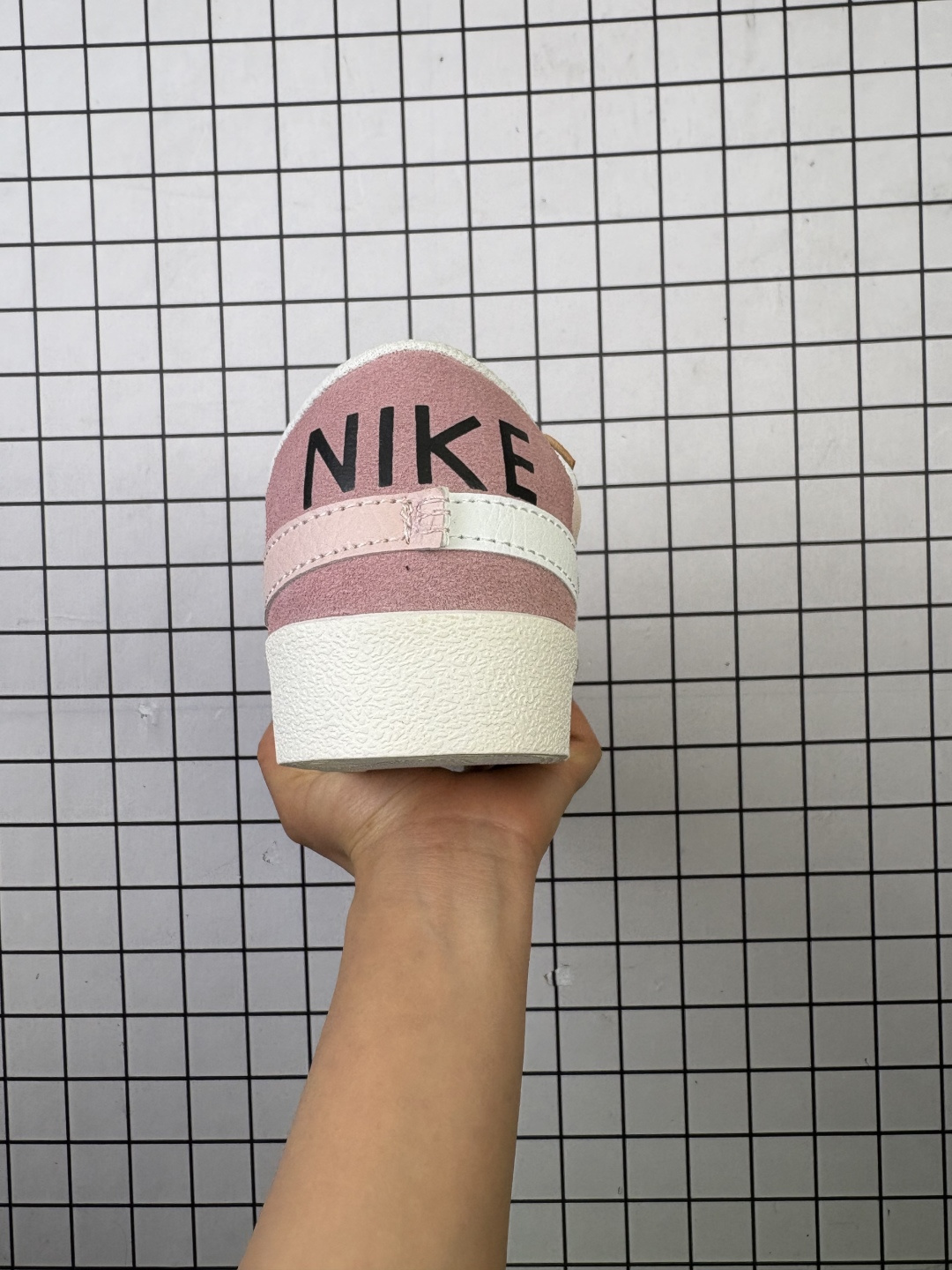 💰90
耐克 Nike Blazer Low '77 Jumbo 运动鞋，抓地板鞋，革新重塑经典街头人气鞋款，采用人气传统外观，巧搭大号耐克勾勾设计和宽大鞋带。柔软泡绵鞋舌搭配加粗缝线设计，彰显自 1977 年以来风靡街头的经典外观。大号耐克勾勾设计结合宽大鞋带，为你的穿搭增添醒目风范，鞋款融入 Blazer 的经典设计，采用缝制 透气网覆面搭配鞋头柔软翻毛皮装饰，彰显传统篮球风范，加粗缝线设计，大胆醒目，增添一抹不羁格调，橡胶外底融入人字形底纹，彰显经典外观，外露式泡绵鞋舌，宽大鞋带，加粗缝线设计，大号梭织标签。

类型：女鞋
货号:  DQ1470
码数：36-40含半码
编码699