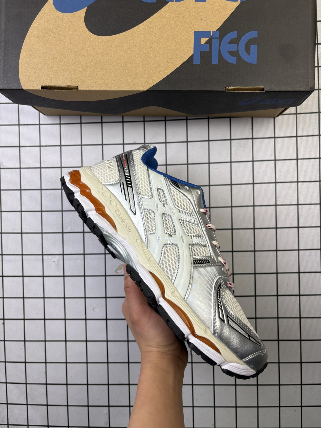🈴💰130
亚瑟士 KITH x Asics Gel-Kayano 12.1 “Light Sage”运动舒适防滑透气 低帮跑步鞋 厚底增高老爹鞋 该款ASICS Kayano 12.1 x KITH联名款鞋面采用混合版本，集成了Kayano 12的鞋面和GelNimbus 17的缓震系统，鞋盒配有ASICS和KITH的标志，鞋带颜色多样，鞋底为黑色橡胶，鞋面设计有皮革元素，整体外观时尚精致，与早期运动鞋相比，该款更具特色。￼个人觉得今年 Asics 的鞋王就是它了。低饱和度的湖水绿自带高级感。米白色的做旧中底 复古氛围感十足 #晒晒你的百搭秋冬通勤鞋   #跑鞋刮起复古风  #复古赛道一双踏入#新复古回潮#双11到手不剁手     #双11装备秒到手 #鞋王争霸赛 #点缀我的秋季穿搭#潮流入秋攻略 #秋日少年感穿搭  #潮流尖子生#我最百搭的单品#硬控我的百搭好鞋#更新我的秋日鞋柜#穿这双鞋子走进秋天      
货号:  1203A555-100
编码：103
36-45
