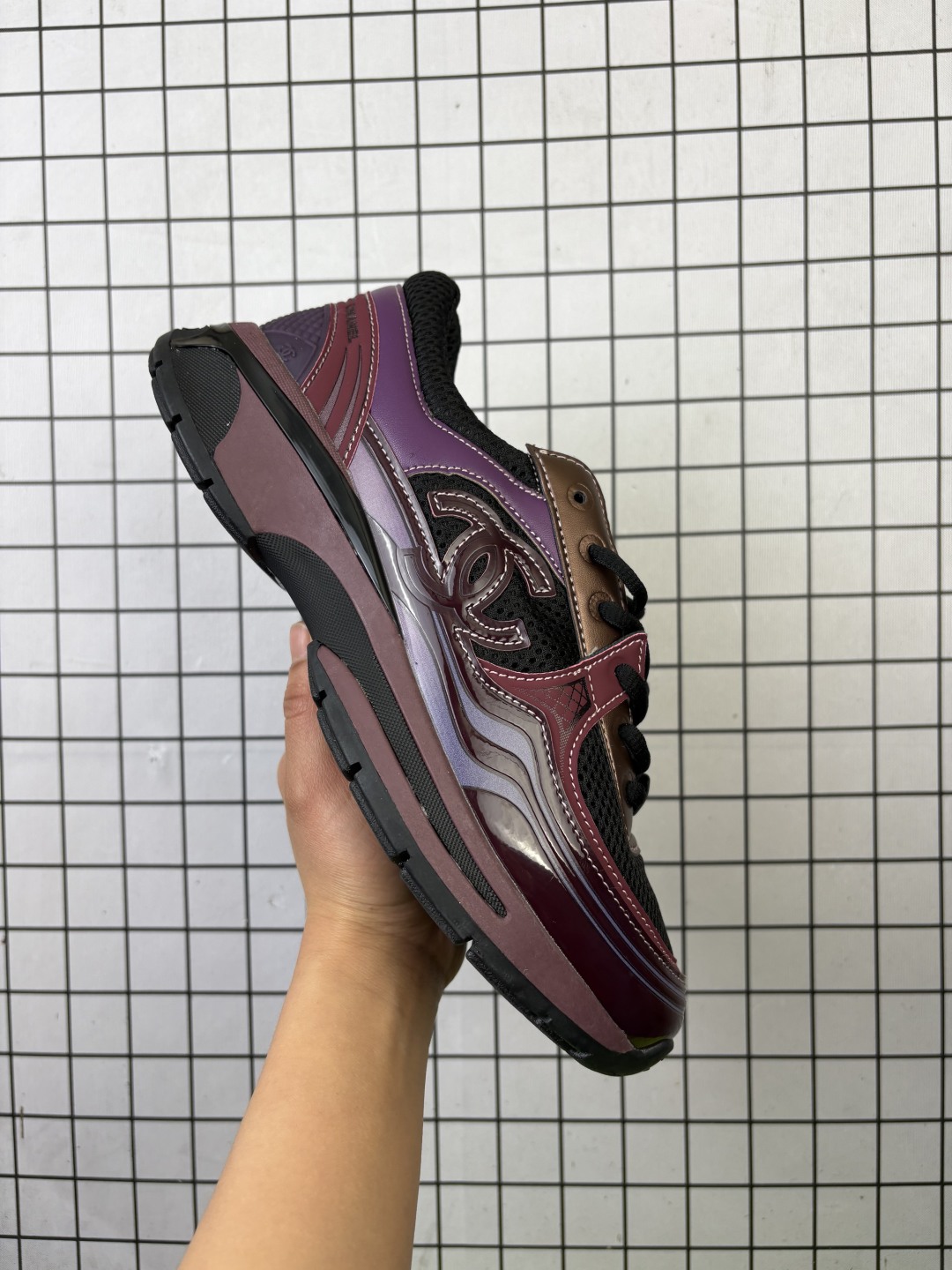 💰150
【公司级】Chanel 香奈儿 2025新款高级运动鞋、老爹鞋系列!各路网红.博主.潮人一夜刷爆小红书INS...正品1:1原版开模,鞋身轻便且有内增高的隐藏属性,上脚超柔软拉长腿部线条,包裹性十足,妥妥的百搭款利器。
类型:男女鞋
货号: E0576
码数: 36-45
编码:103