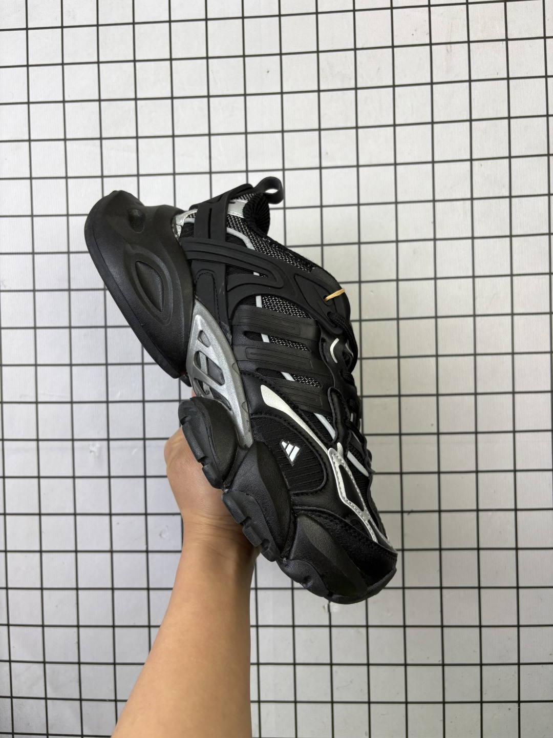 💰170 
公司级 Adidas XLG Runner Deluxe 复古单品自从阿迪达斯和巴黎世家合作后，没少出双方联名的平替。结果根据最新情报，阿迪现在已经把手伸到了巴家爆款3XL的身上，新鞋Xlg Runner Deluxe实物曝光，emm，鞋款整体一眼丁真是巴黎世家Track＋3XL大底的缝合怪版本，要不是鞋侧明晃晃的adidas三道杠Logo，估计各位看了都得蒙。这波不能说是完全复制巴黎世家，但也多少有点借鉴的味道了。新鞋基本就是在阿迪经典”Climacool“鞋款的基础上，升级了Boots大底以及加入了”巴味“设计元素
货号：IH7795 
编码:698
36-45