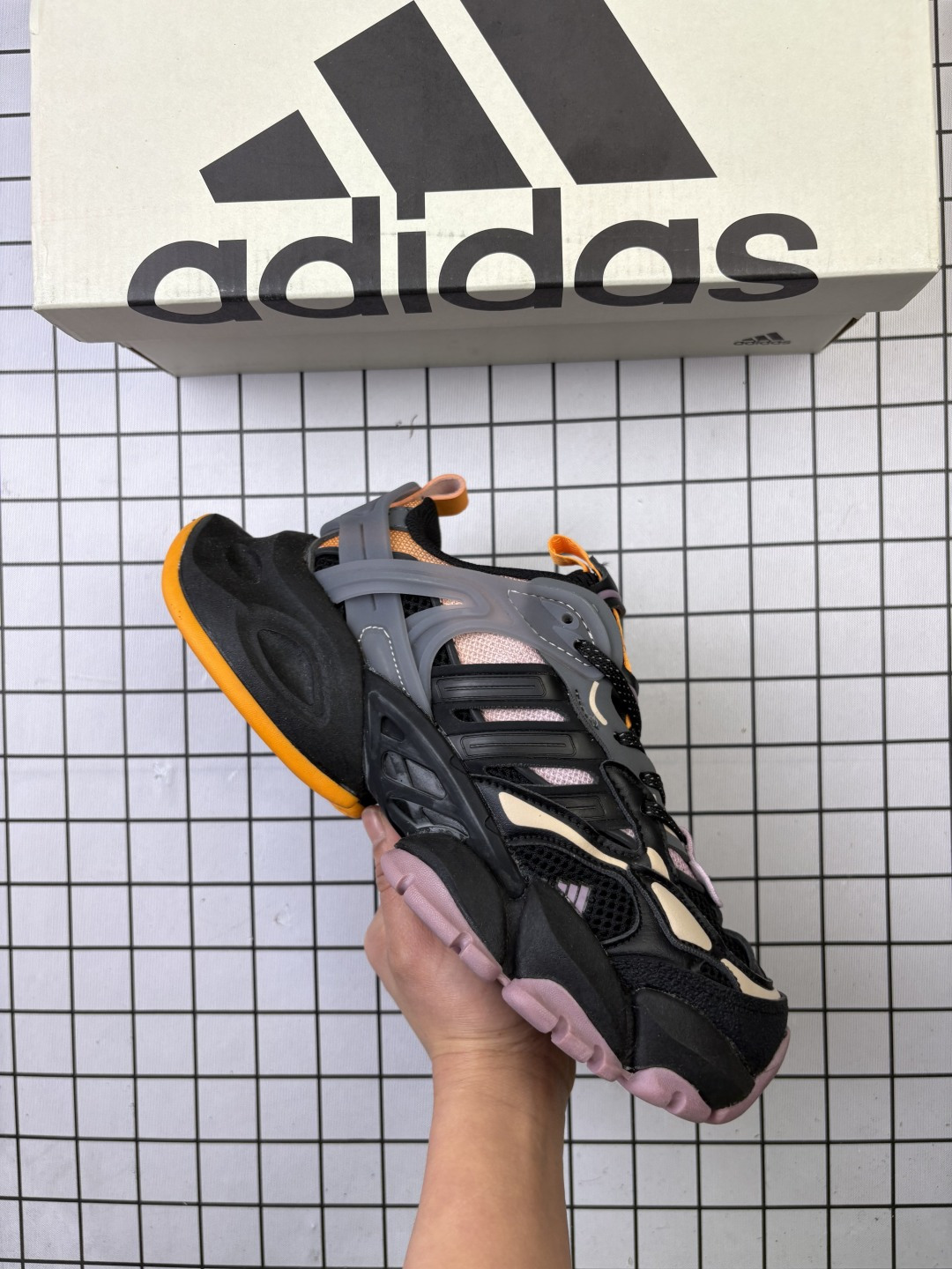 🈴💰170 
公司级 Adidas XLG Runner Deluxe 复古单品自从阿迪达斯和巴黎世家合作后，没少出双方联名的平替。结果根据最新情报，阿迪现在已经把手伸到了巴家爆款3XL的身上，新鞋Xlg Runner Deluxe实物曝光，emm，鞋款整体一眼丁真是巴黎世家Track＋3XL大底的缝合怪版本，要不是鞋侧明晃晃的adidas三道杠Logo，估计各位看了都得蒙。这波不能说是完全复制巴黎世家，但也多少有点借鉴的味道了。新鞋基本就是在阿迪经典”Climacool“鞋款的基础上，升级了Boots大底以及加入了”巴味“设计元素
货号：IH7795 
编码:698
36-45