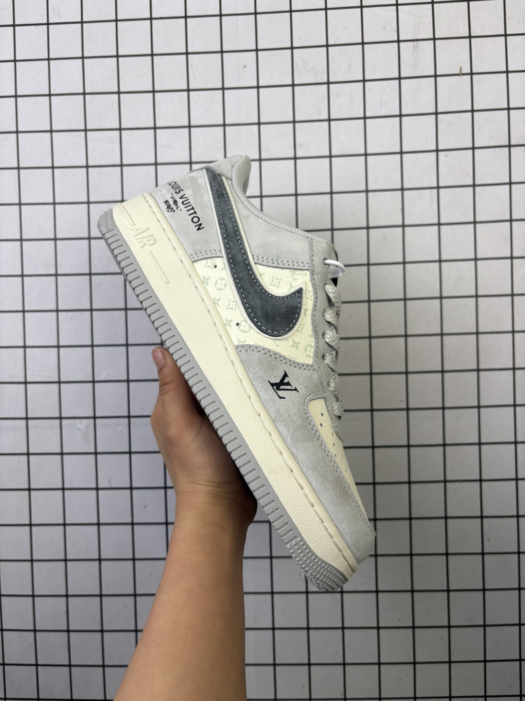 💰220
Nike Air Force 1 Low × LV 联名定制款｜奢潮碰撞的顶流美学！当运动巨头Nike的经典鞋型邂逅奢侈品牌LV的高定基因，这双Air Force 1 Low联名定制款，直接将奢潮融合的格调推向新高度，成为球鞋圈与时尚圈双圈追捧的顶流之作！鞋面采用拼接式设计，将LV经典的Monogram老花图案以浅青色调低调铺陈，搭配高级灰色翻毛皮与米白色皮革材质，不同材质的质感碰撞，让鞋身层次丰富到极致。鞋侧醒目的黑色Swoosh标志，与鞋身的“LOUIS VUITTON”字母标识形成呼应，再加上鞋头处的LV经典Logo压印，奢牌联名的身份感拉满，每一处细节都透着匠心定制的精致。鞋后跟的红色皮质装饰是点睛之笔，在低饱和度的主色调中注入一抹亮眼活力，打破沉闷的同时，也让整体造型更具视觉冲击力。延续Air Force 1标志性的低帮轮廓与内置Air气垫中底，不仅保留了复古经典的鞋型美感，更带来柔软回弹的上脚体验，无论是日常穿搭凹造型，还是轻量出行，舒适与颜值都能兼顾。这双联名定制款，既是Nike Air Force 1半个世纪传奇的延续，也是LV奢华美学的街头化表达，完美适配高端玩家的收藏需求与潮流人士的穿搭追求，上脚即解锁奢潮结合的独特腔调，成为人群中一眼难忘的时尚焦点！货号:CX5050-Y57  尺码:36 36.5 37.5 38 38.5 39 40 40.5 41 42 42.5 43 44 44.5 45
编码给L