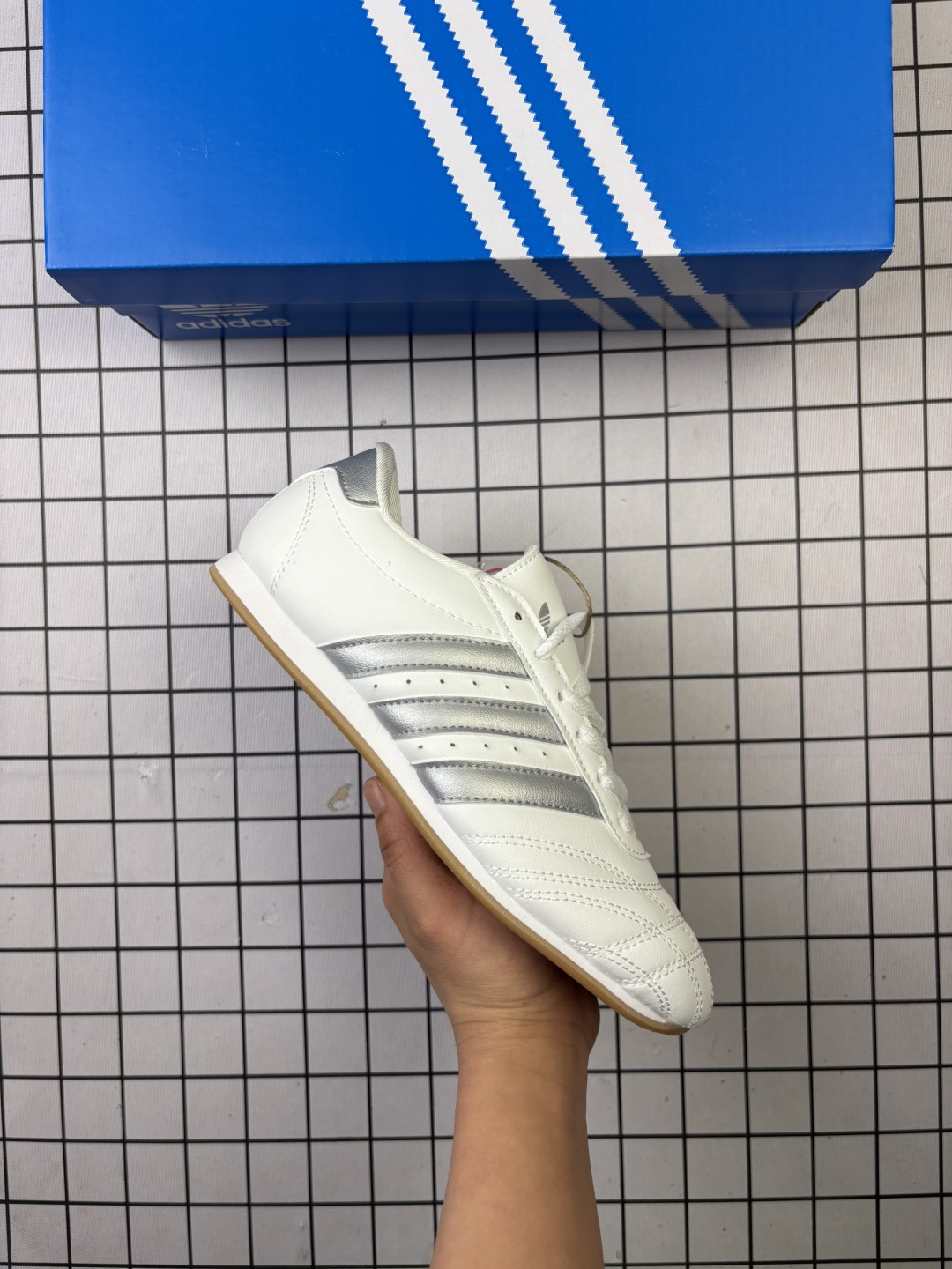 🈴💰100
采用软质粒面牛剖革鞋面材质#中底嵌入EVA切片缓震#外置耐磨橡胶鞋底片❗️  底越薄，越时髦！Jennie穿搭代言款，阿迪达斯Adidas Originals Taekwondo Lace Low"White Black"跆拳道系带系列低帮经典复古薄底休闲运动舒适训练慢跑鞋XF“皮革白黑生胶底”JS1194
尺码：36 36⅔ 37⅓ 38 38⅔ 39⅓ 40 40⅔ 41⅓ 42 42⅔ 43⅓ 44 45
现在正值 90 年代复古风和厚重 “老爹鞋” 的流行，adidas Originals 最新推出的女式鞋款 TAEKWONDO 却逆行其道。顾名思义，TAEKWONDO （跆拳道）受武术鞋启发，符合人体工程学，鞋身极其 “苗条”，采用 slip-on 的款式，弹性的帆布鞋面，配备独特的 gum rubber 生橡胶鞋底，金色的 logo 在鞋后侧增添了质感。虽然这款鞋的确借鉴了 adidas 以往的设计经验，但总体而言，它比许多同时代的运动鞋都更加简约。尤其因Jennie提前上脚带货，在韩女中人气火爆，让她们对今年的adidas薄底鞋搭配早已驾轻就熟，Taekwondo刚推出，大量高赞上身帖迅速涌现
编码757
36-45