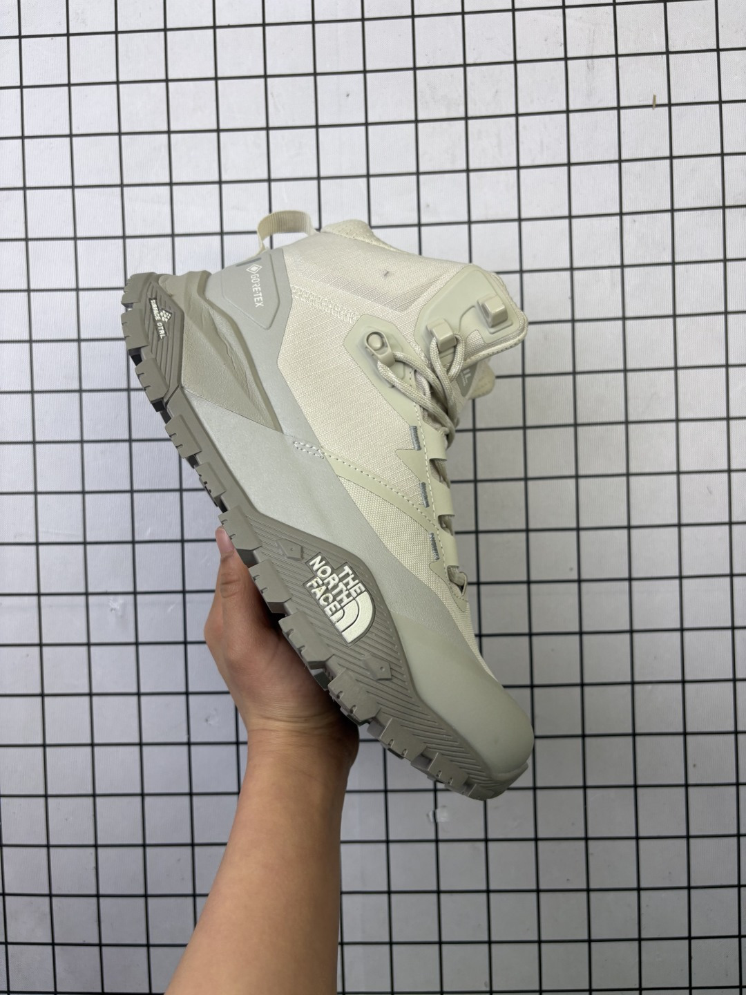 💰300
The North Face/北面/乐斯菲斯 男鞋，升级原楦原纸版开发版型，采用轻量网织物科技面料材质，中底REAM 泡沫橡胶物料，外置防滑橡胶大底❗️户外轻旅者鞋履,著名户外品牌-北面/The North Face W  系列中帮轻量厚底户外风休闲运动鞋 NF0A8AEU

类型：男鞋
码数：40 40.5 41 42 42.5 43 44 45
编码：699