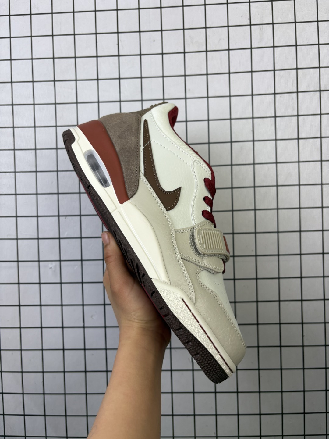 💰150
耐克 AJ 乔丹 Air Jordan Legacy 312 低帮运动鞋 AJ312 乔312百搭篮球鞋  酷炫混搭，谁人不爱？Air Jordan Legacy 312 Low 运动鞋将 AJ1、AJ3 和 Nike Air Alpha Force 的经典设计元素巧妙糅合。采用中足固定带、爆裂纹细节等经典元素，旨在致敬迈克尔·乔丹篮球时代。结合优质皮革鞋面和 Nike Air 缓震配置，开启传奇时代。Wings 标志和整体设计借鉴自 AJ1，爆裂纹旨在向 AJ3 致敬，中足固定带设计汲取自 Nike Air Alpha Force，提供出色支撑力，后跟搭载可视 Nike Air 缓震配置，塑就出众外观。

货号：IQ9783-121
尺码：36-46含半码
编码：旭