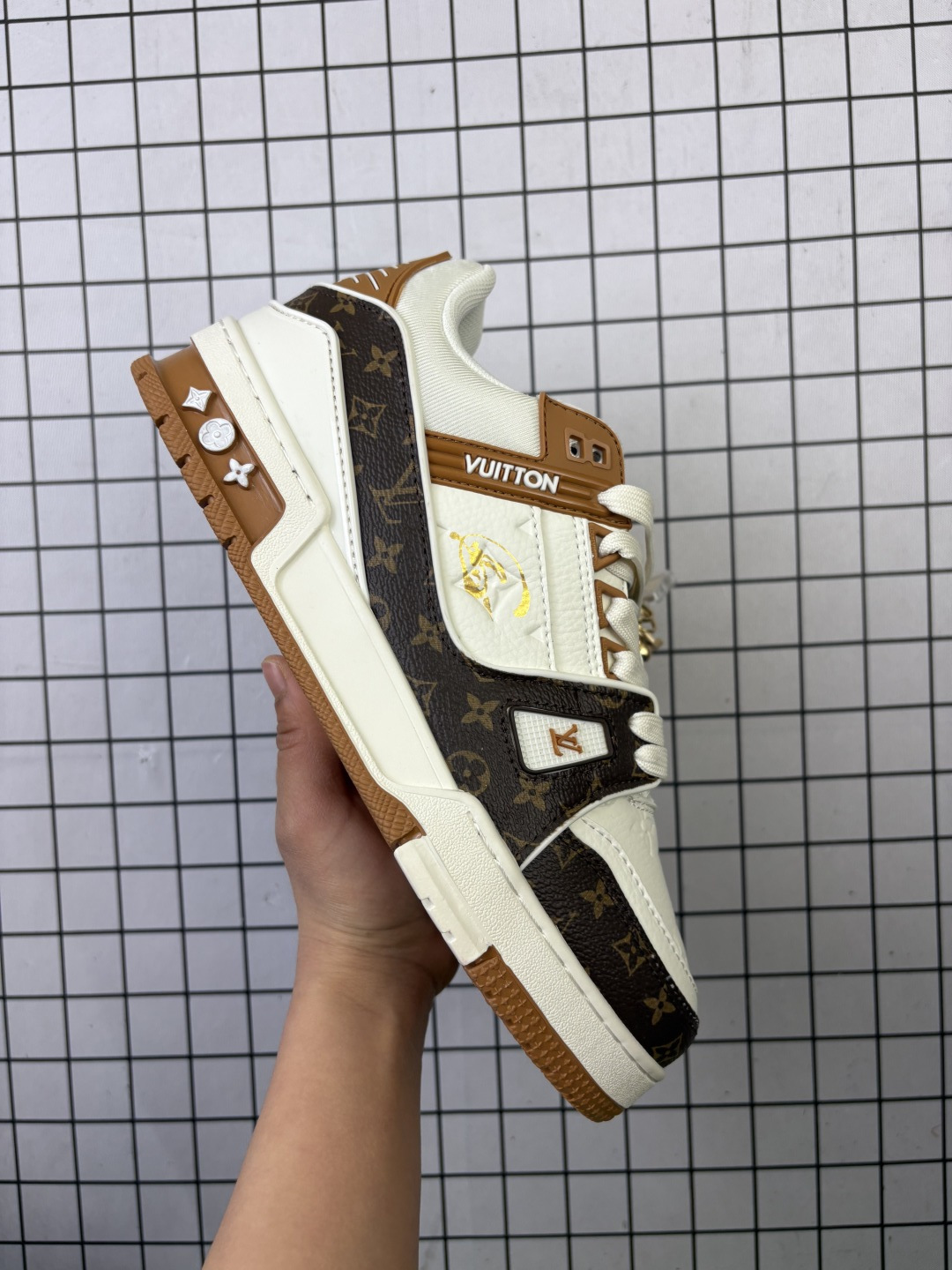 💰390
马年限定Louis Vuitton/路易威登 升级厚实抽屉礼品鞋盒及包装说明书防尘布袋物件，采用环保粒面牛剖革组合科技网格面料鞋面材质，鞋垫嵌入超软脚感PU乳胶物料，后跟耐弯折滴塑支撑片，全新开发TPU光泽组合隔色鞋底❗爆款 Trainer 继任者！LV「面包鞋」全新LV路易威登Louis Vuitton Skate 1854 Low Sneaker LV54系列低帮复古百搭休闲运动文化滑板板鞋 1AHSVS
码数：36 37 38 39 40 41 42 43 44 45 
编码577