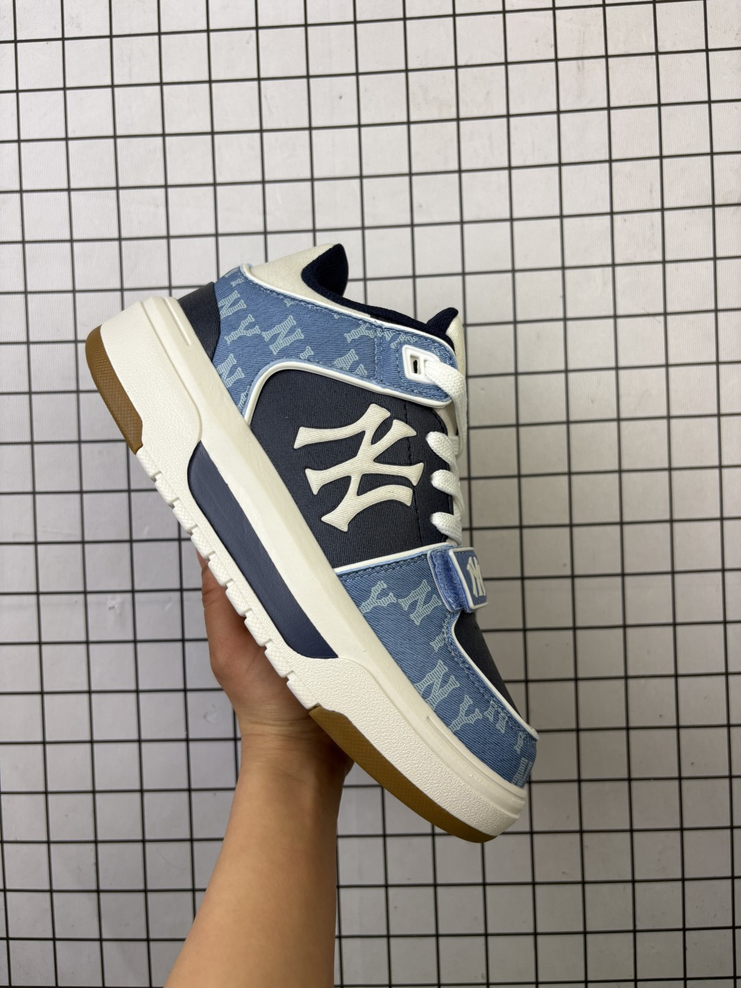 💰140
 NY MLB Chunky Liner Jelly 纽约洋基队 轻量增高厚底休闲运动鞋 3ASXCHV4N
鞋底采用高弹原装MD材料 可以自行按压感受 原装级别 MLB 印花网红老爹鞋 内增高6cm原厂原档案数据开发 进口纳米材质 原厂原盒

码数35-44
编码699