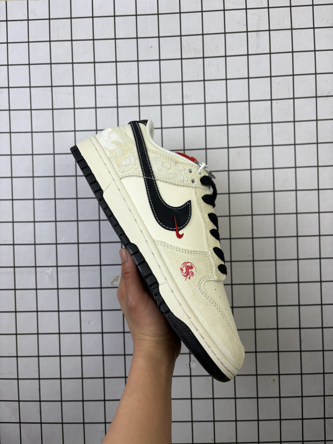 🈴💰230
🐎 踏云而来，龙马精神 | Nike Dunk Low 马年限定
 当经典Dunk Low遇上东方祥瑞，这双ZH2598-802不仅是街头潮流的标配，更是新年开运的时尚战袍。米白与墨黑的雅致碰撞，将“马踏祥云”的美好寓意织入鞋身，让你在新的一年里步步生风，一马当先。鞋头的红色骏马刺绣灵动醒目，鞋身侧面暗藏祥云纹路，Swoosh Logo上的一抹红勾点睛，每一处细节都在诉说生肖马的祥瑞故事，把“马到成功”的祝福穿在脚下。米白色翻毛皮搭配细腻皮革，辅以黑色细节点缀，营造出高级复古氛围。鞋身的压纹祥云若隐若现，低调中尽显东方美学，让经典鞋型焕发新生。低帮鞋型保留了Dunk系列的标志性轮廓，厚实中底带来舒适脚感，防滑橡胶外底适配日常通勤与街头出街，延续了半个世纪的潮流基因。
米白底色百搭不挑人，搭配牛仔裤、运动裤或新年红袜，轻松成为聚会焦点。36-45带半码
编码给L