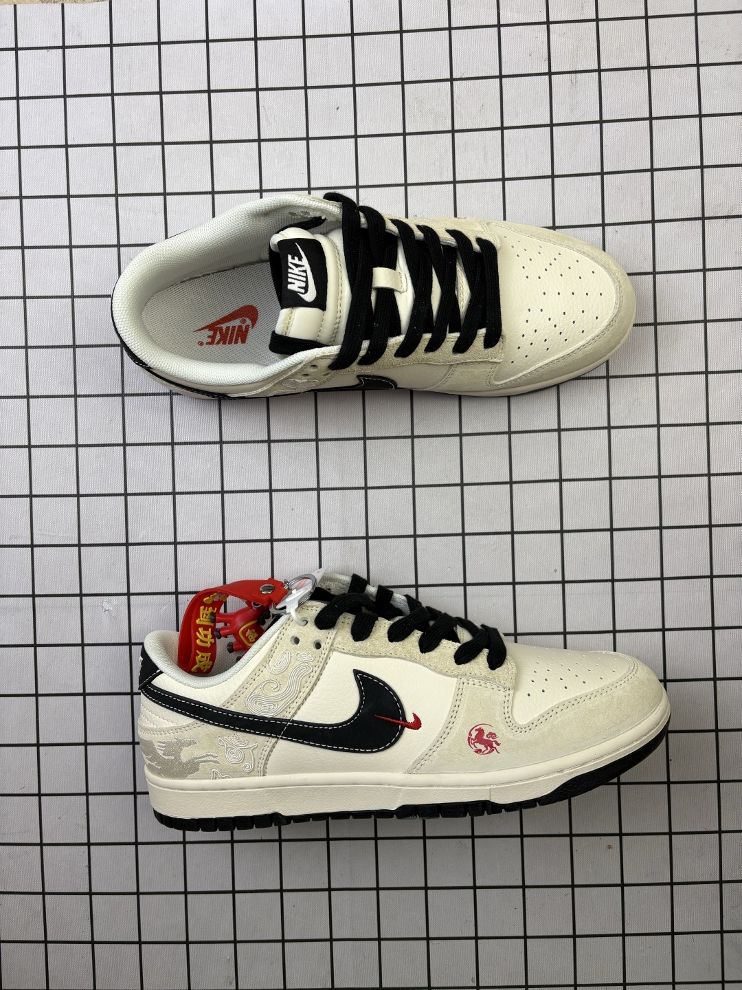 🈴💰230
🐎 踏云而来,龙马精神 | Nike Dunk Low 马年限定
当经典Dunk Low遇上东方祥瑞,这双ZH2598-802不仅是街头潮流的标配,更是新年开运的时尚战袍。米白与墨黑的雅致碰撞,将“马踏祥云”的美好寓意织入鞋身,让你在新的一年里步步生风,一马当先。鞋头的红色骏马刺绣灵动醒目,鞋身侧面暗藏祥云纹路,Swoosh Logo上的一抹红勾点睛,每一处细节都在诉说生肖马的祥瑞故事,把“马到成功”的祝福穿在脚下。米白色翻毛皮搭配细腻皮革,辅以黑色细节点缀,营造出高级复古氛围。鞋身的压纹祥云若隐若现,低调中尽显东方美学,让经典鞋型焕发新生。低帮鞋型保留了Dunk系列的标志性轮廓,厚实中底带来舒适脚感,防滑橡胶外底适配日常通勤与街头出街,延续了半个世纪的潮流基因。
米白底色百搭不挑人,搭配牛仔裤、运动裤或新年红袜,轻松成为聚会焦点。36-45带半码
编码给L