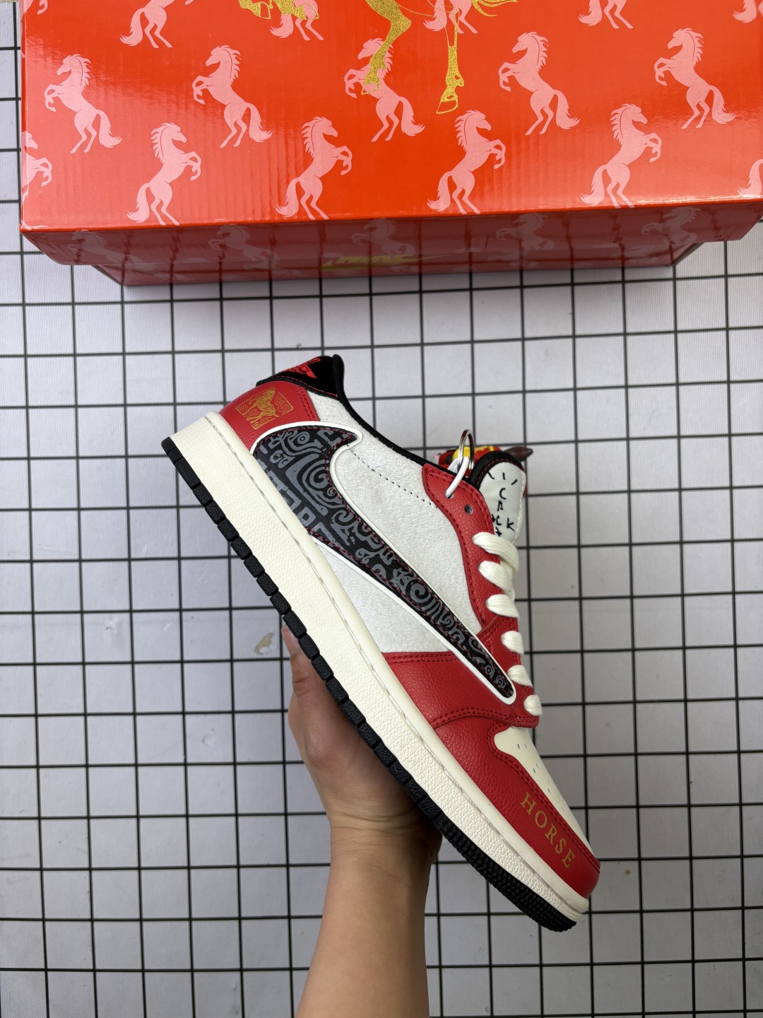 🈴💰230
🐎 踏云而来,龙马精神 | Nike Dunk Low 马年限定
当经典Dunk Low遇上东方祥瑞,这双ZH2598-802不仅是街头潮流的标配,更是新年开运的时尚战袍。米白与墨黑的雅致碰撞,将“马踏祥云”的美好寓意织入鞋身,让你在新的一年里步步生风,一马当先。鞋头的红色骏马刺绣灵动醒目,鞋身侧面暗藏祥云纹路,Swoosh Logo上的一抹红勾点睛,每一处细节都在诉说生肖马的祥瑞故事,把“马到成功”的祝福穿在脚下。米白色翻毛皮搭配细腻皮革,辅以黑色细节点缀,营造出高级复古氛围。鞋身的压纹祥云若隐若现,低调中尽显东方美学,让经典鞋型焕发新生。低帮鞋型保留了Dunk系列的标志性轮廓,厚实中底带来舒适脚感,防滑橡胶外底适配日常通勤与街头出街,延续了半个世纪的潮流基因。
米白底色百搭不挑人,搭配牛仔裤、运动裤或新年红袜,轻松成为聚会焦点。36-45带半码
编码给L