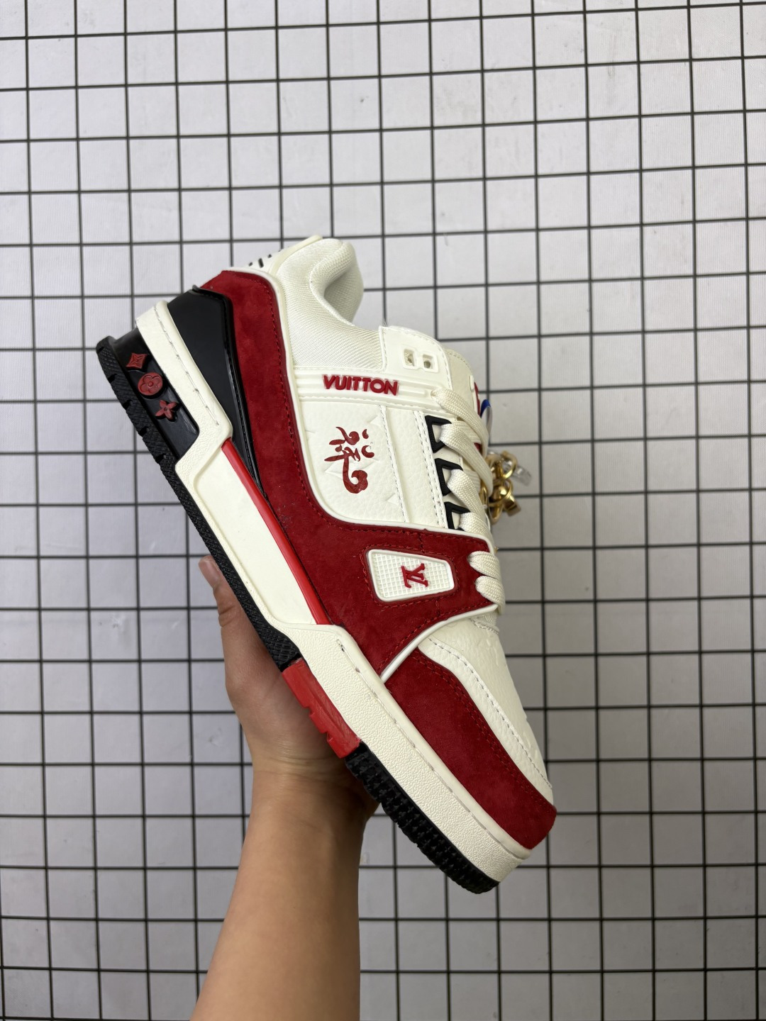 💰390
马年限定！Louis Vuitton/路易威登 升级厚实抽屉礼品鞋盒及包装说明书防尘布袋物件，采用环保粒面牛剖革组合科技网格面料鞋面材质，鞋垫嵌入超软脚感PU乳胶物料，后跟耐弯折滴塑支撑片，全新开发TPU光泽组合隔色鞋底❗爆款 Trainer 继任者！LV「面包鞋」全新LV路易威登Louis Vuitton Skate 1854 Low Sneaker LV54系列低帮复古百搭休闲运动文化滑板板鞋 1AHSVS
码数：36 37 38 39 40 41 42 43 44 45 
编码577