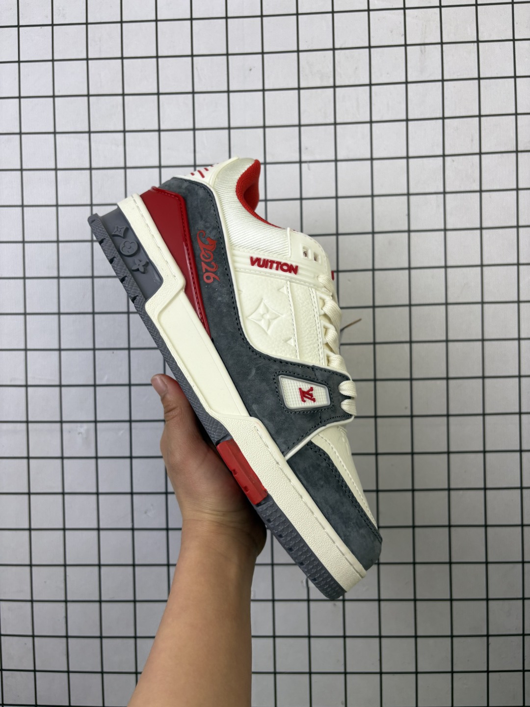 💰390
马年限定！Louis Vuitton/路易威登 升级厚实抽屉礼品鞋盒及包装说明书防尘布袋物件，采用环保粒面牛剖革组合科技网格面料鞋面材质，鞋垫嵌入超软脚感PU乳胶物料，后跟耐弯折滴塑支撑片，全新开发TPU光泽组合隔色鞋底❗爆款 Trainer 继任者！LV「面包鞋」全新LV路易威登Louis Vuitton Skate 1854 Low Sneaker LV54系列低帮复古百搭休闲运动文化滑板板鞋 1AHSVS
码数：36 37 38 39 40 41 42 43 44 45 
编码577