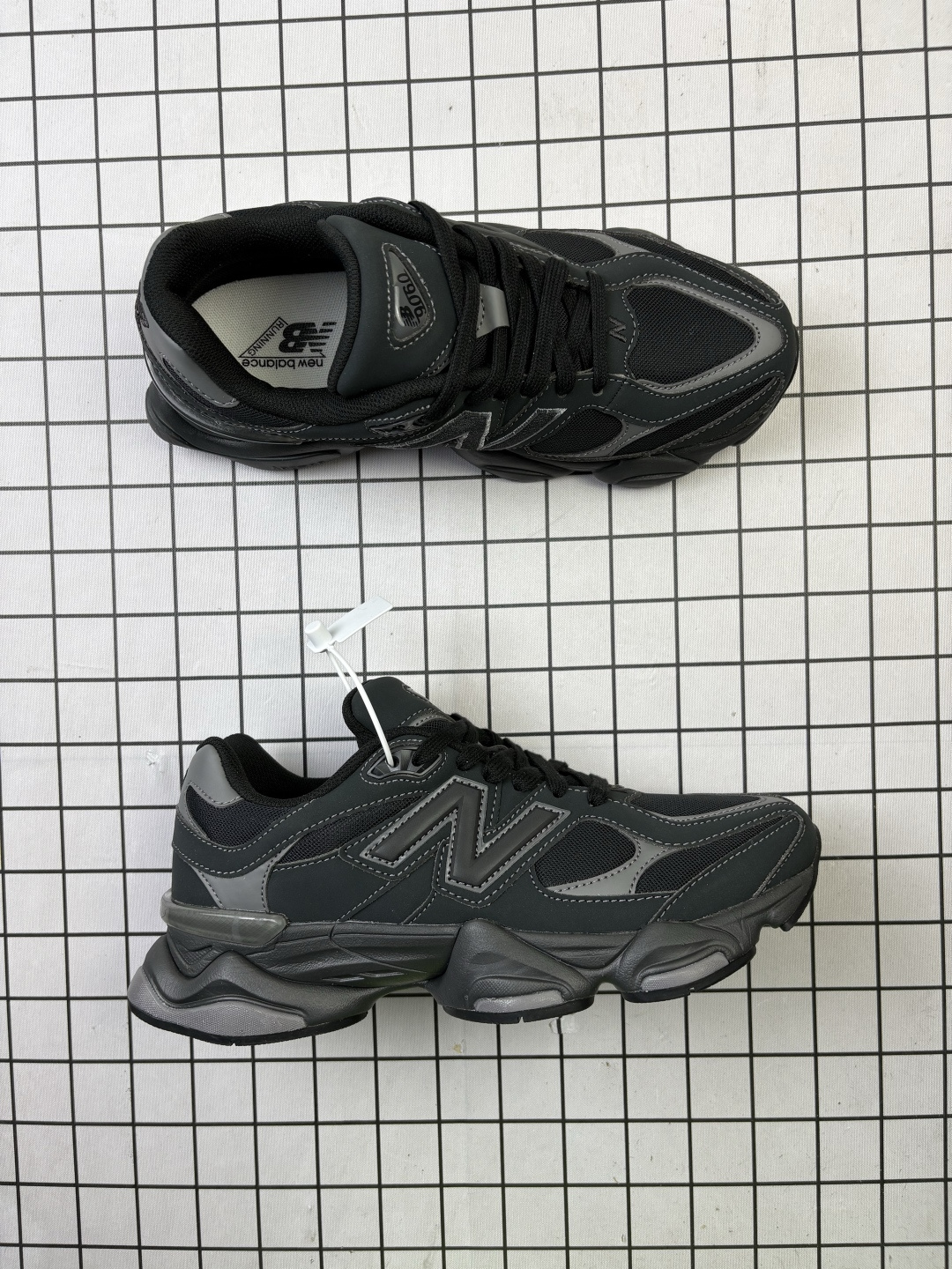 💰180
公司级✅New Balance 9060系列 新百伦 复古休闲运动慢跑鞋 
鞋面大身由空间双格及磨砂鞋面拼接而生 
采用大面积网眼以及麂皮材质覆盖鞋身 还原经典气质 搭载ABZORB避震科技 由泡沫聚酯制成 上脚可以有效减少由鞋反弹对身体及双腿的冲击力
货号:U906079E
Size：36～46.5
编码719