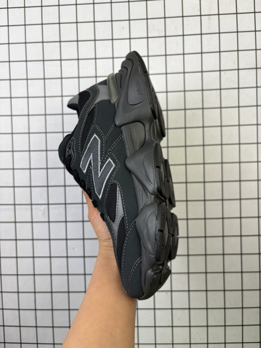 💰180
公司级✅New Balance 9060系列 新百伦 复古休闲运动慢跑鞋 
鞋面大身由空间双格及磨砂鞋面拼接而生 
采用大面积网眼以及麂皮材质覆盖鞋身 还原经典气质 搭载ABZORB避震科技 由泡沫聚酯制成 上脚可以有效减少由鞋反弹对身体及双腿的冲击力
货号:U906079E
Size：36～46.5
编码719