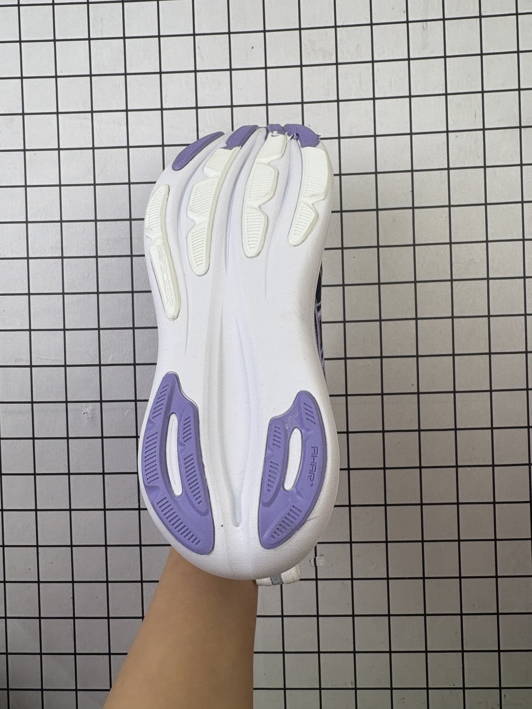 💰140
Asics/亚瑟士 女标真标半码制,原楦原纸版开发,采用人体工学轻质透气工程提花网眼鞋面材质,全掌FF BLAST PLUS棉感中底,AHAR橡胶,兼顾抓地及耐久性底片❗️与新一代一起跑入舒适区,日本专业跑鞋品牌-亚瑟士/Asics Gel-Nimbus 28 雨云28代超顶级轻量化运动有氧慢跑鞋“ 1012B899
类型:男女鞋
码数:36 37 38 39 39.5 40.5 41.5 42 42.5 43.5 44 45
编码688