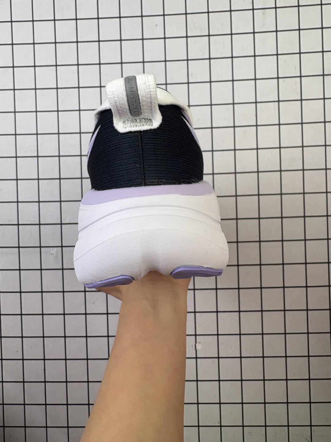 💰140
Asics/亚瑟士 女标真标半码制,原楦原纸版开发,采用人体工学轻质透气工程提花网眼鞋面材质,全掌FF BLAST PLUS棉感中底,AHAR橡胶,兼顾抓地及耐久性底片❗️与新一代一起跑入舒适区,日本专业跑鞋品牌-亚瑟士/Asics Gel-Nimbus 28 雨云28代超顶级轻量化运动有氧慢跑鞋“ 1012B899
类型:男女鞋
码数:36 37 38 39 39.5 40.5 41.5 42 42.5 43.5 44 45
编码688