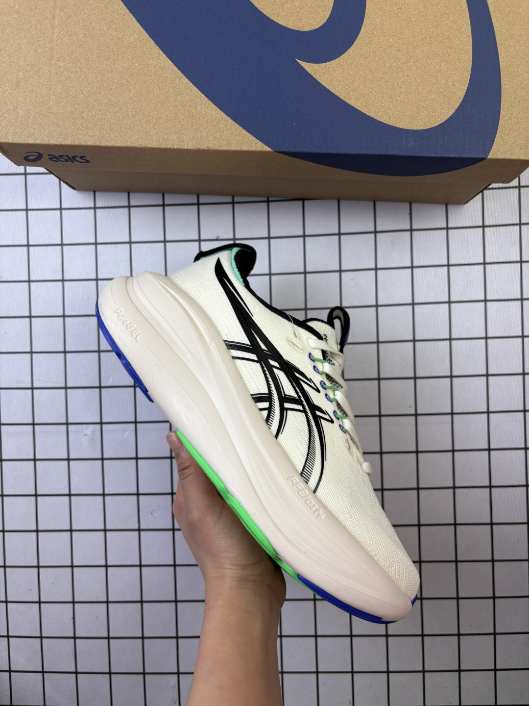 🈴💰140
Asics/亚瑟士 女标真标半码制，原楦原纸版开发，采用人体工学轻质透气工程提花网眼鞋面材质，全掌FF BLAST PLUS棉感中底，AHAR橡胶,兼顾抓地及耐久性底片❗️与新一代一起跑入舒适区,日本专业跑鞋品牌-亚瑟士/Asics Gel-Nimbus 28 雨云28代超顶级轻量化运动有氧慢跑鞋“ 1012B899

类型：男女鞋
码数：36 37 38 39 39.5 40.5 41.5 42 42.5 43.5 44 45
编码688