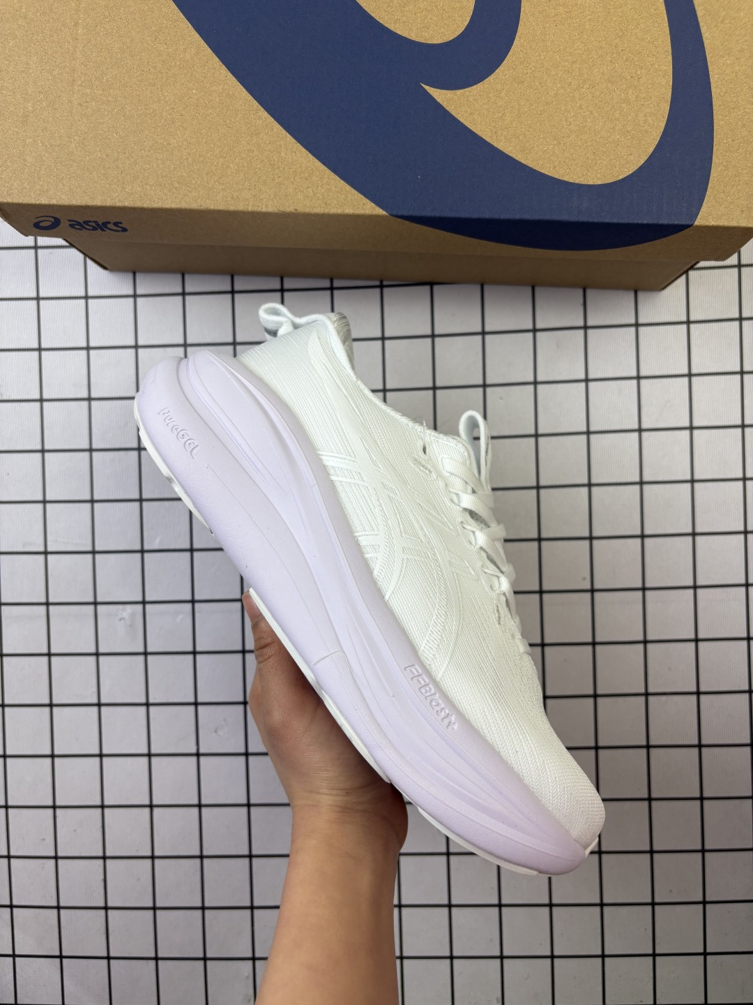 🈴💰140
Asics/亚瑟士 女标真标半码制，原楦原纸版开发，采用人体工学轻质透气工程提花网眼鞋面材质，全掌FF BLAST PLUS棉感中底，AHAR橡胶,兼顾抓地及耐久性底片❗️与新一代一起跑入舒适区,日本专业跑鞋品牌-亚瑟士/Asics Gel-Nimbus 28 雨云28代超顶级轻量化运动有氧慢跑鞋“ 1012B899

类型：男女鞋
码数：36 37 38 39 39.5 40.5 41.5 42 42.5 43.5 44 45
编码688