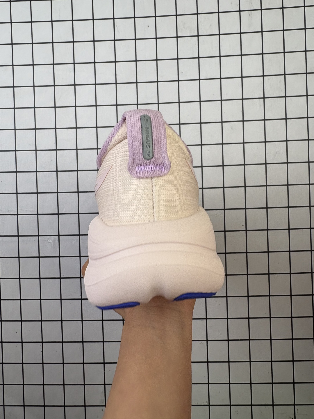 💰140
Asics/亚瑟士 女标真标半码制，原楦原纸版开发，采用人体工学轻质透气工程提花网眼鞋面材质，全掌FF BLAST PLUS棉感中底，AHAR橡胶,兼顾抓地及耐久性底片❗️与新一代一起跑入舒适区,日本专业跑鞋品牌-亚瑟士/Asics Gel-Nimbus 28 雨云28代超顶级轻量化运动有氧慢跑鞋“ 1012B899

类型：女鞋
码数：36 37 38 39 39.5 40
编码688