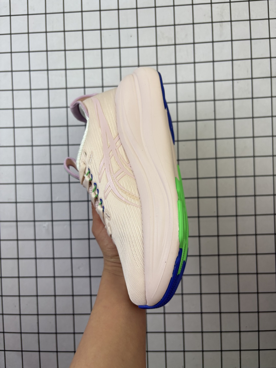 💰140
Asics/亚瑟士 女标真标半码制，原楦原纸版开发，采用人体工学轻质透气工程提花网眼鞋面材质，全掌FF BLAST PLUS棉感中底，AHAR橡胶,兼顾抓地及耐久性底片❗️与新一代一起跑入舒适区,日本专业跑鞋品牌-亚瑟士/Asics Gel-Nimbus 28 雨云28代超顶级轻量化运动有氧慢跑鞋“ 1012B899

类型：女鞋
码数：36 37 38 39 39.5 40
编码688