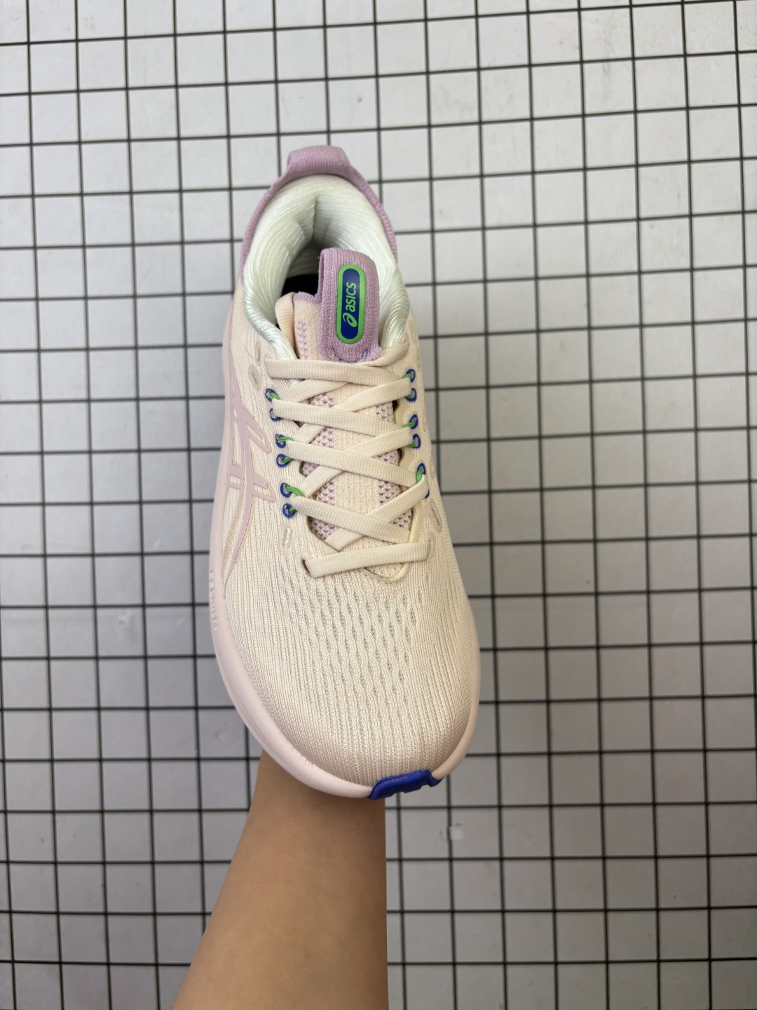 💰140
Asics/亚瑟士 女标真标半码制，原楦原纸版开发，采用人体工学轻质透气工程提花网眼鞋面材质，全掌FF BLAST PLUS棉感中底，AHAR橡胶,兼顾抓地及耐久性底片❗️与新一代一起跑入舒适区,日本专业跑鞋品牌-亚瑟士/Asics Gel-Nimbus 28 雨云28代超顶级轻量化运动有氧慢跑鞋“ 1012B899

类型：女鞋
码数：36 37 38 39 39.5 40
编码688