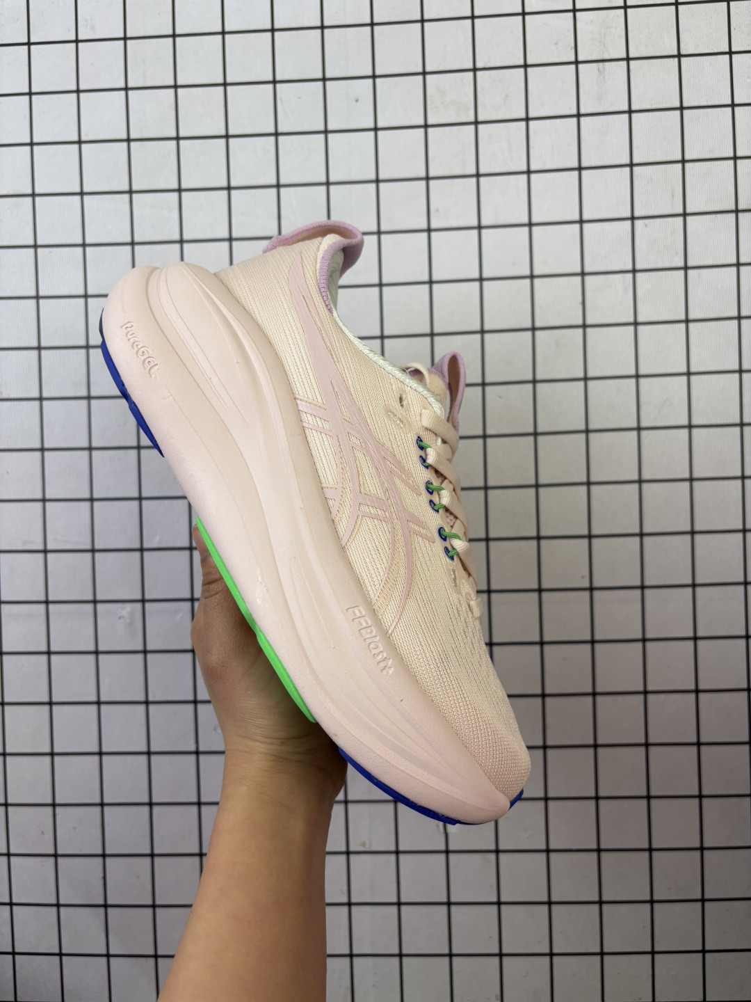 💰140
Asics/亚瑟士 女标真标半码制，原楦原纸版开发，采用人体工学轻质透气工程提花网眼鞋面材质，全掌FF BLAST PLUS棉感中底，AHAR橡胶,兼顾抓地及耐久性底片❗️与新一代一起跑入舒适区,日本专业跑鞋品牌-亚瑟士/Asics Gel-Nimbus 28 雨云28代超顶级轻量化运动有氧慢跑鞋“ 1012B899

类型：女鞋
码数：36 37 38 39 39.5 40
编码688