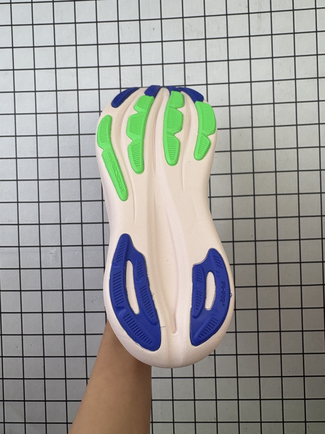 💰140
Asics/亚瑟士 女标真标半码制，原楦原纸版开发，采用人体工学轻质透气工程提花网眼鞋面材质，全掌FF BLAST PLUS棉感中底，AHAR橡胶,兼顾抓地及耐久性底片❗️与新一代一起跑入舒适区,日本专业跑鞋品牌-亚瑟士/Asics Gel-Nimbus 28 雨云28代超顶级轻量化运动有氧慢跑鞋“ 1012B899

类型：女鞋
码数：36 37 38 39 39.5 40
编码688