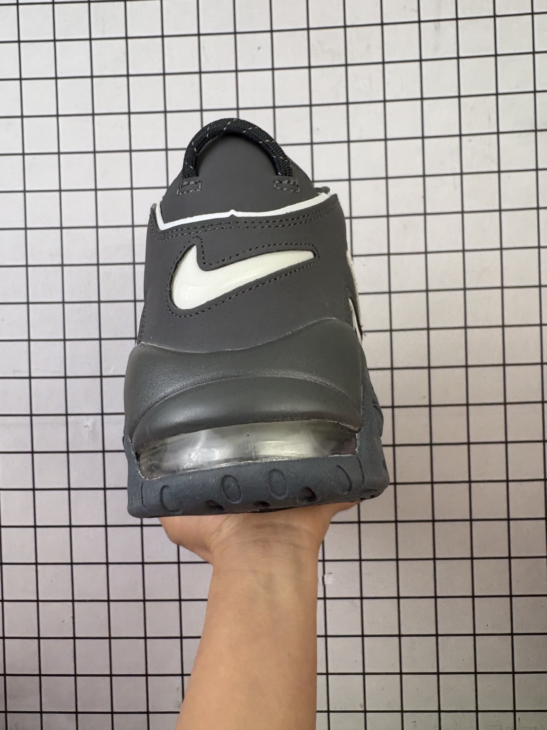 💰130
公司级✅NIKE Air More Uptempo 皮蓬大AIR 
【地表最强性价比版本 完美清洁度】
以流行于街头的涂鸦文化为设计灵感
整体的设计风格夸张而充满魅力
厚实而充满质感的皮质鞋面两侧印刻了一对巨大的字母“AIR” 独特炫酷的外观惊艳无比 
官方货号: DO6718 
尺码: 36-45
编码698