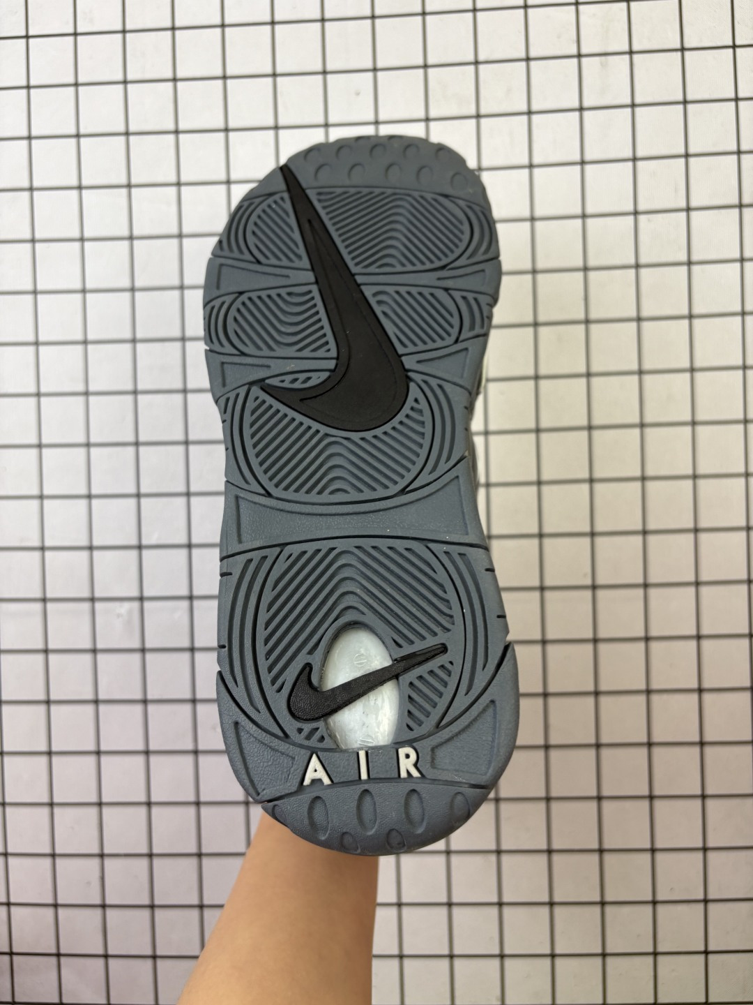 💰130
公司级✅NIKE Air More Uptempo 皮蓬大AIR 
【地表最强性价比版本 完美清洁度】
以流行于街头的涂鸦文化为设计灵感
整体的设计风格夸张而充满魅力
厚实而充满质感的皮质鞋面两侧印刻了一对巨大的字母“AIR” 独特炫酷的外观惊艳无比 
官方货号: DO6718 
尺码: 36-45
编码698