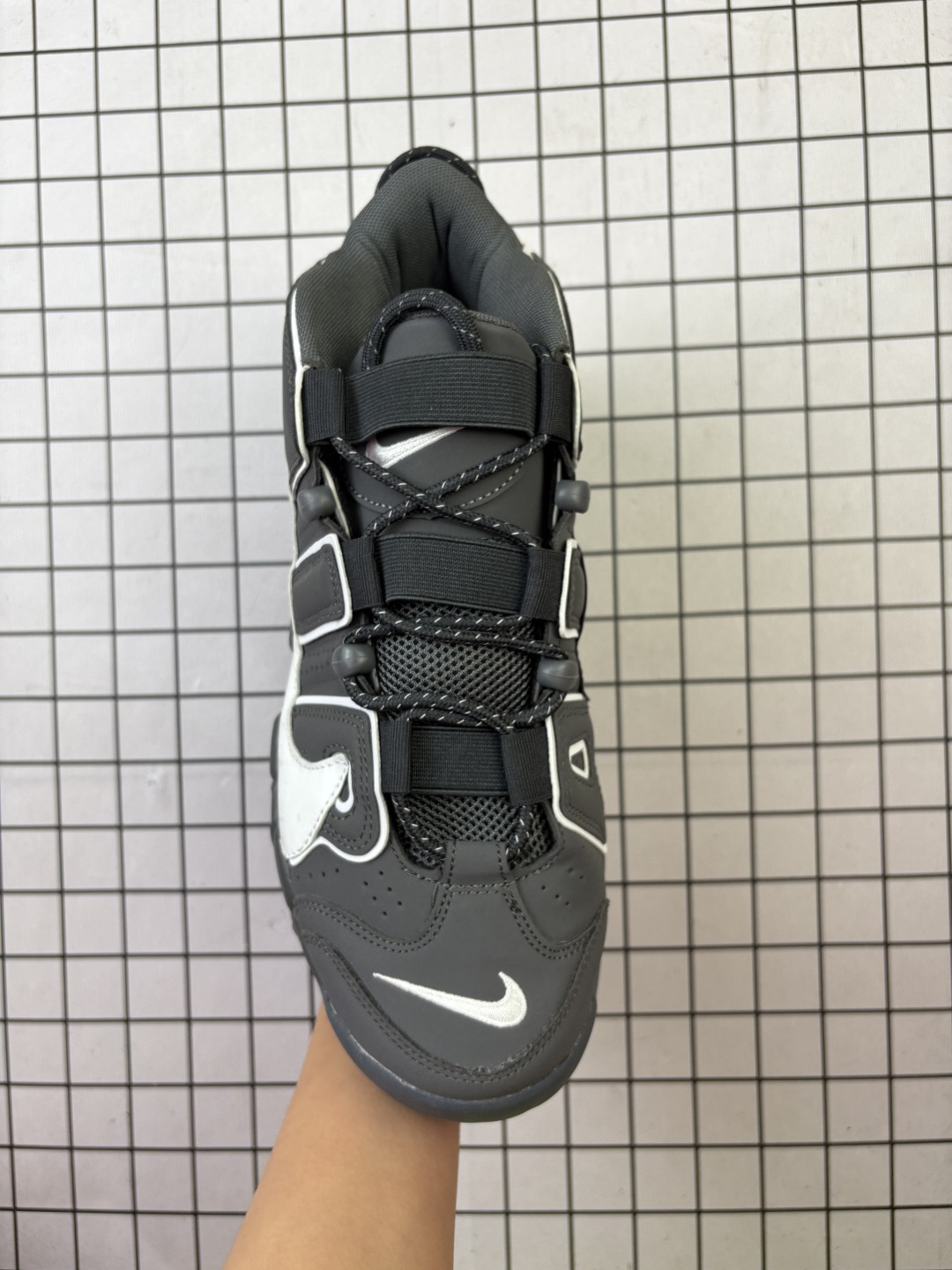 💰130
公司级✅NIKE Air More Uptempo 皮蓬大AIR 
【地表最强性价比版本 完美清洁度】
以流行于街头的涂鸦文化为设计灵感
整体的设计风格夸张而充满魅力
厚实而充满质感的皮质鞋面两侧印刻了一对巨大的字母“AIR” 独特炫酷的外观惊艳无比 
官方货号: DO6718 
尺码: 36-45
编码698
