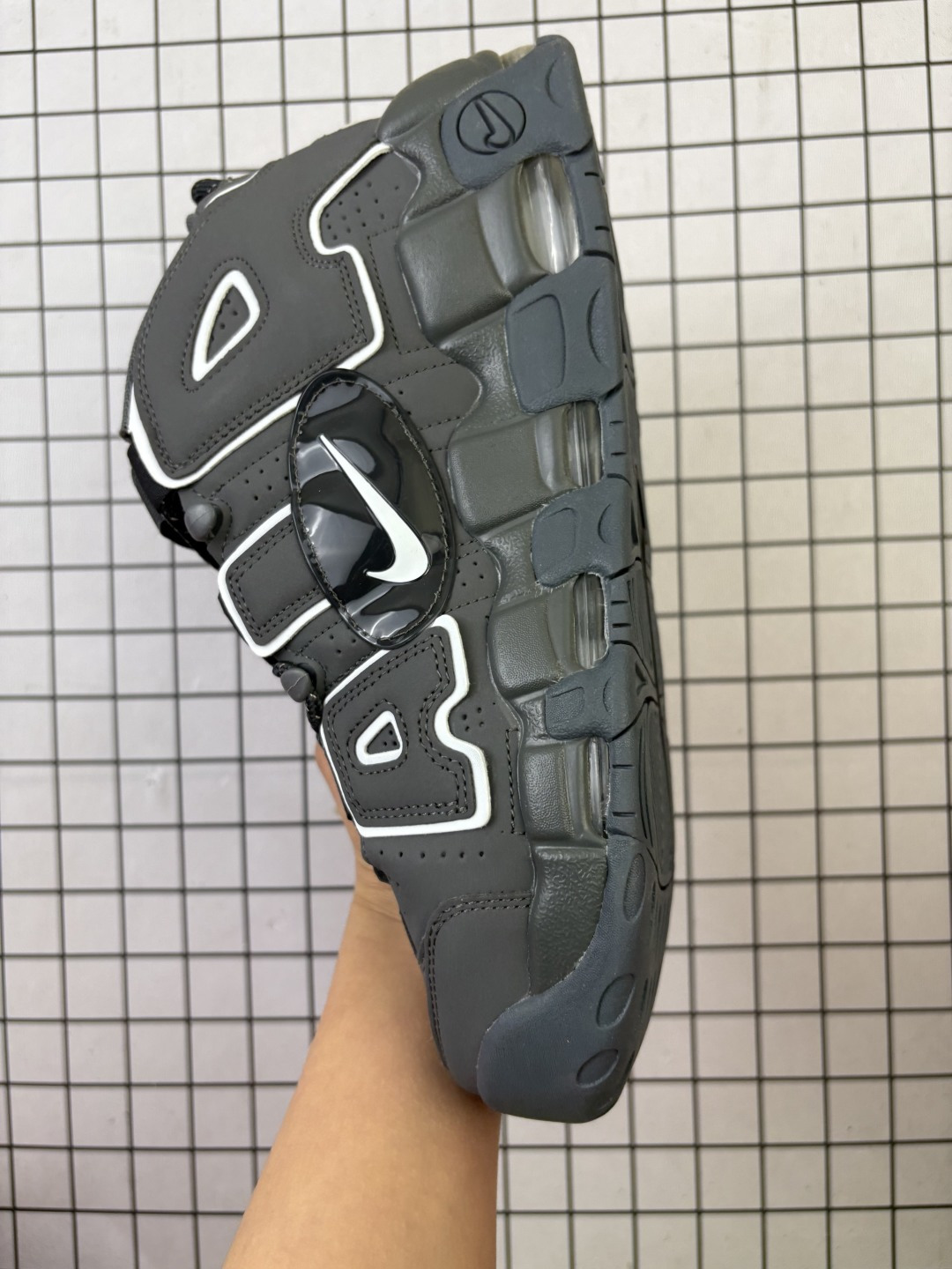 💰130
公司级✅NIKE Air More Uptempo 皮蓬大AIR 
【地表最强性价比版本 完美清洁度】
以流行于街头的涂鸦文化为设计灵感
整体的设计风格夸张而充满魅力
厚实而充满质感的皮质鞋面两侧印刻了一对巨大的字母“AIR” 独特炫酷的外观惊艳无比 
官方货号: DO6718 
尺码: 36-45
编码698