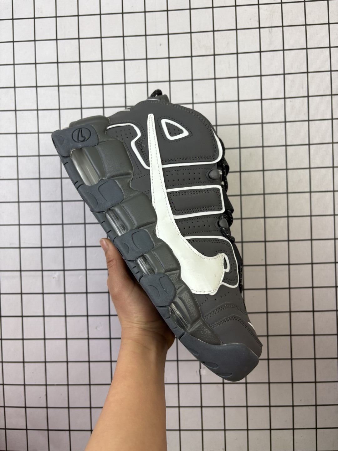 💰130
公司级✅NIKE Air More Uptempo 皮蓬大AIR 
【地表最强性价比版本 完美清洁度】
以流行于街头的涂鸦文化为设计灵感
整体的设计风格夸张而充满魅力
厚实而充满质感的皮质鞋面两侧印刻了一对巨大的字母“AIR” 独特炫酷的外观惊艳无比 
官方货号: DO6718 
尺码: 36-45
编码698