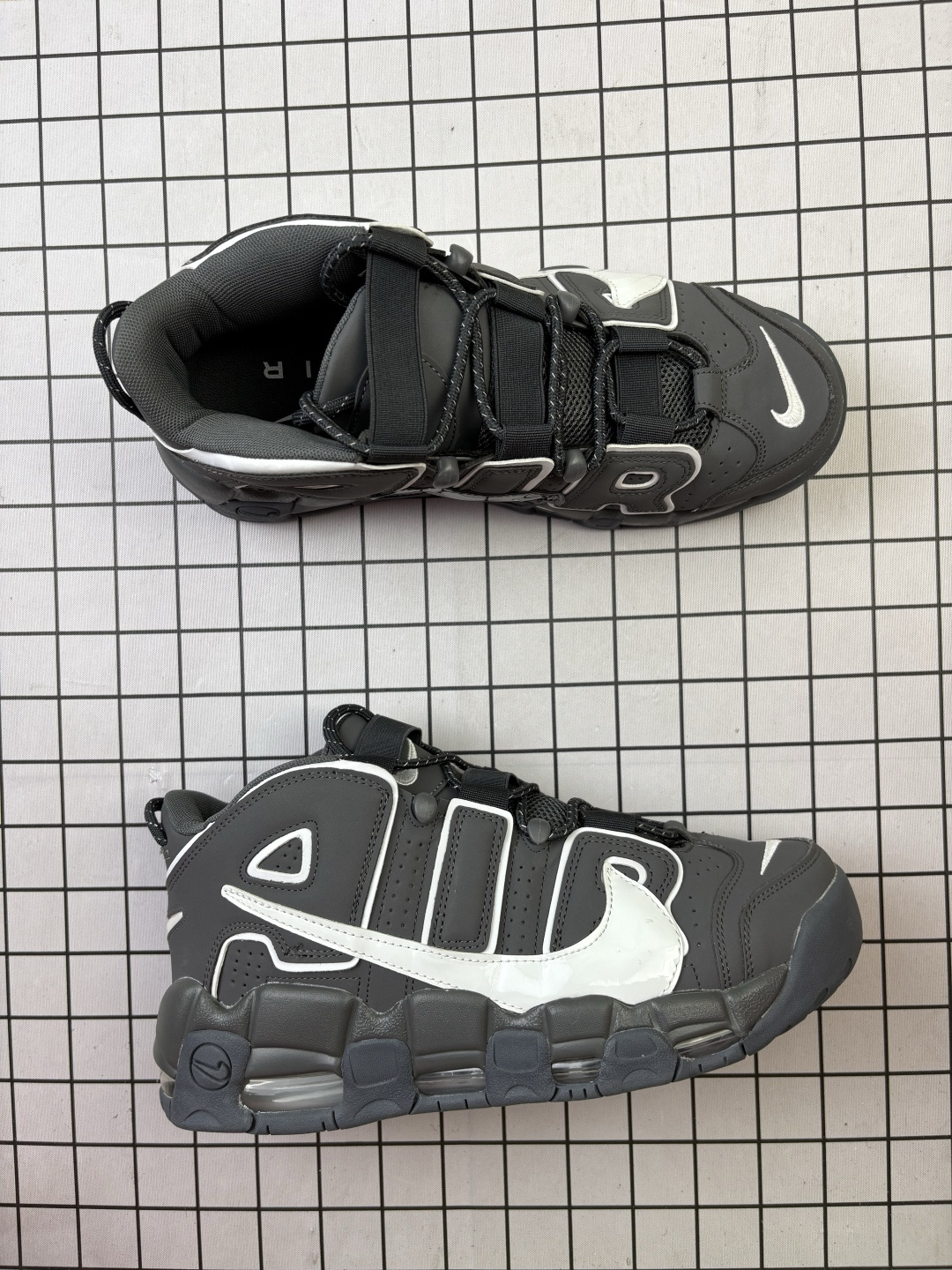 💰130
公司级✅NIKE Air More Uptempo 皮蓬大AIR 
【地表最强性价比版本 完美清洁度】
以流行于街头的涂鸦文化为设计灵感
整体的设计风格夸张而充满魅力
厚实而充满质感的皮质鞋面两侧印刻了一对巨大的字母“AIR” 独特炫酷的外观惊艳无比 
官方货号: DO6718 
尺码: 36-45
编码698